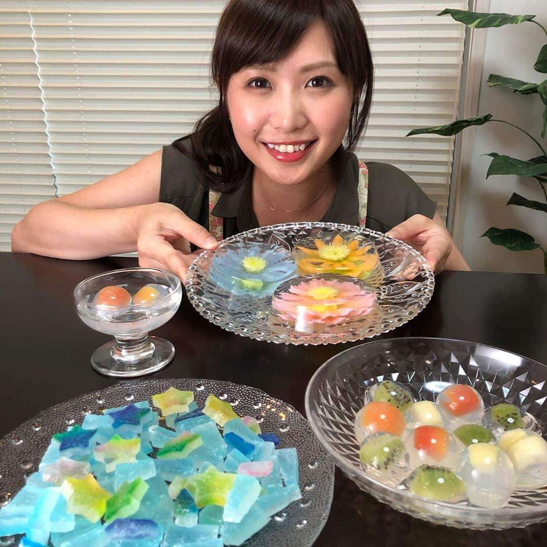 南條早紀さんのインスタグラム写真 - (南條早紀Instagram)「透明スイーツ💎✨ . じゃん✨ わたしの周りにある色鮮やかなキラキラしたもの… なんと、これ、すべて食べられます🥺💓 . . . さらにさらに！ これらすべて、おうちで作れちゃうんです😆❤️ . . スイーツ講師の松島樹里先生に作り方を 教わってきました😊✨ おうちで簡単に作れる方法を あしたのフルサタ！でお伝えしますので ぜひご覧くださいね❤️ . いや〜カラフルで見ているだけで わくわくしちゃう‹‹\( ˙▿˙　)/››💓 作るのも楽しいし、食べて美味い😆 . 厳しい残暑を心ときめく透明スイーツで 乗り切りましょう🍧✨✨ . . #富山県 #富山市 #富山 #toyama #手作りお菓子 #手作り #お菓子 #スイーツ #スイーツ部 #スイーツ好きな人と繋がりたい  #スイーツ作り #透明 #キラキラ #フラワーゼリー #琥珀糖 #九龍球 #ゼリー #食べられる宝石 #食べるビー玉 #きれい #かわいい #可愛い #映えスイーツ  #おうち時間 #おうち時間を楽しむ  #富山テレビ #フルサタ #アナウンサー #南條早紀 #なんじょうのにちじょう」8月21日 18時28分 - nanjo_saki