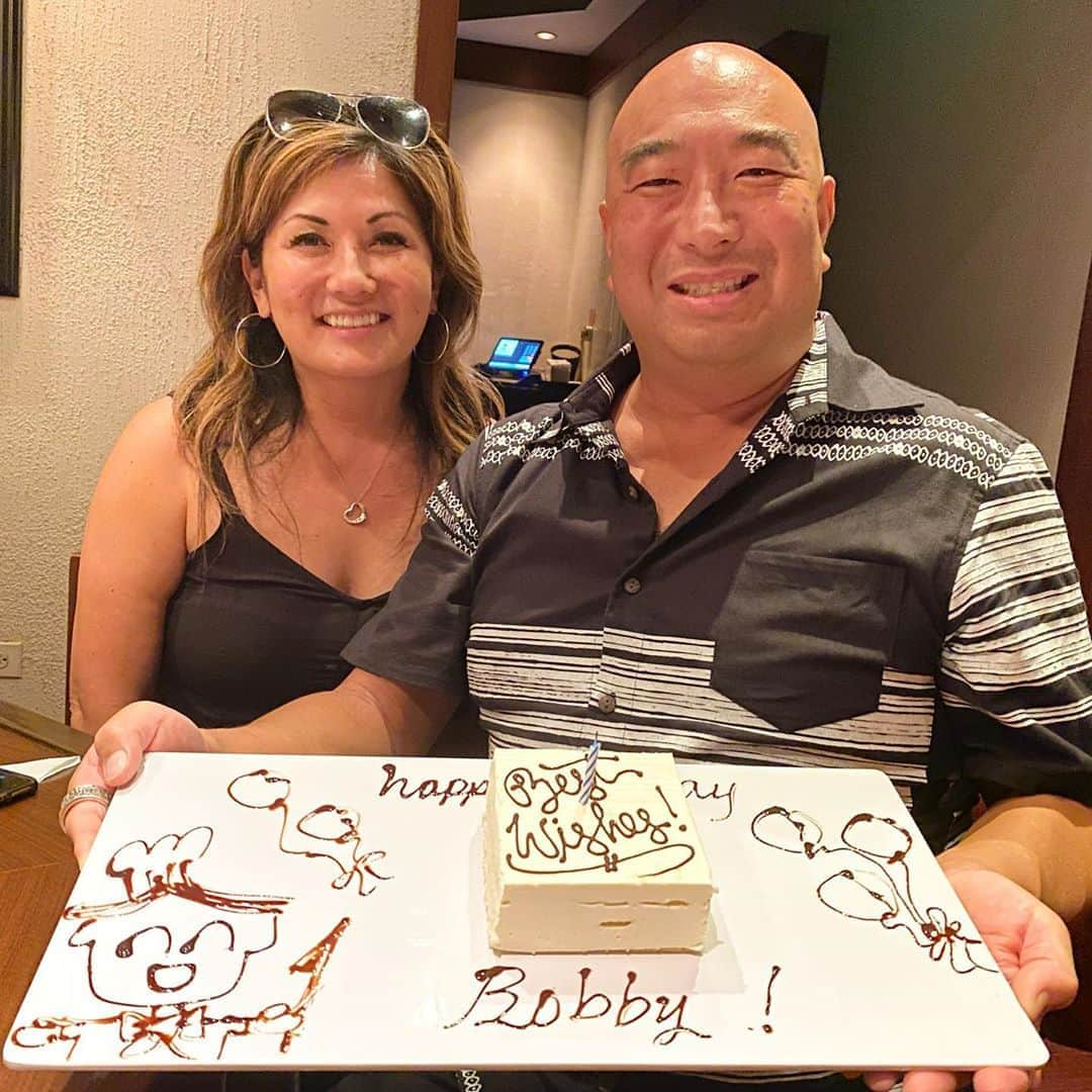 マキ・コニクソンさんのインスタグラム写真 - (マキ・コニクソンInstagram)「今日は大好きなお友達Bobby @bobbydoo808のお誕生日！Bobbyの彼女のAnneと３人で”田中オブ東京”でお祝いしました！楽しくて美味しいからとっても喜んでくれたよ！😆そしてカメラマンさんが３人の記念写真を撮ってプレゼントしてくれたの！Happy 51st Birthday , Bobby!! 今日もまたまたハッピーな1日でした！今日に感謝！🙏🏻 また明日ねっ！👋🏼 お休みなさいzzzz🌙 #Happy Birthday, Bobby!! 🎂 #ハワイの美味しいお店のおすそ分け🤙🏼  #見えなくなるまでお見送りしてくれた.... 😭」8月21日 18時28分 - makikonikson