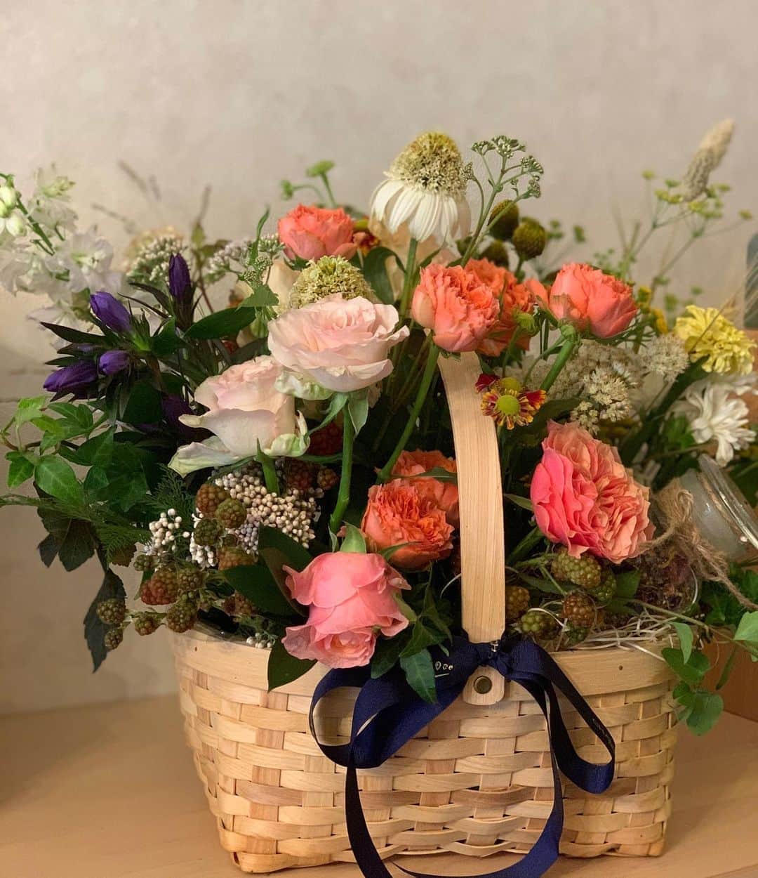 のインスタグラム：「※ Flower gift from @chaumetofficial 💐 . 素敵なフラワーギフトがショーメさんから 届きました💛 . ガーデンから摘んできたかのような フラワーバスケット🧺 . ミツバチが楽しげにダンスをしているシーンを イメージしたサマーガーデンがテーマ✨ . とっても華やかで可憐💛💚💛 . ハチミツとハーブのマリアージュも楽しめるようなので 作ってみたいと思います✨ . . #おうちサマーガーデン #chaumet #ショーメ #beemylove #beemylovecollection #ビーマイラブ #花のある暮らし #お花のある暮らし #花好きな人と繋がりたい」