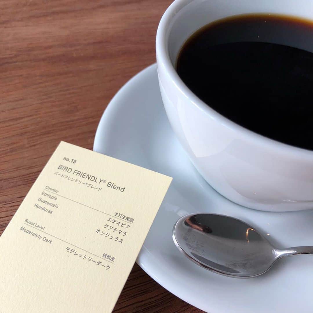 のインスタグラム：「☕ . 美味しいコーヒーと出逢うと嬉しい〜〜っ❤ @ogawacoffee_laboratory . . バリスタの方がおすすめして下さった、 エアロプレスで抽出した一杯を頂きました!!! . オープンドアの開放的な作りに、落ち着く雰囲気の店内。 そして、スタイリッシュなショップデザインが素敵だったなぁ✨ . 次の現場までの至福のひとときでした☺🍃 . . #cafe #coffee #ogawacoffee_laboratory #earopress」