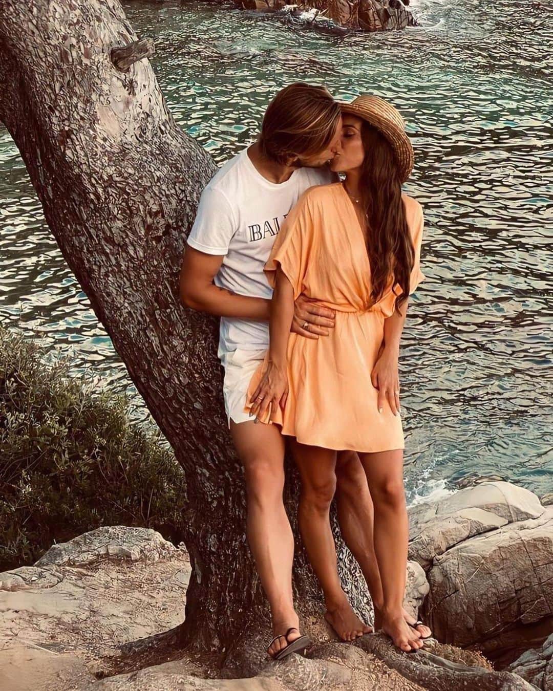 イヴァン・ラキティッチのインスタグラム：「Feliz aniversario amor❤️🙏 @raquel_mauri  9 años a tu lado, 9 años llenos de amor y felicidad.!!! Gracias por todos los momentos vividos, nunca olvidaré el día de nuestro primer beso 💋 está historia de amor va a por muchooooo más 🤗👫🏼 Te amo muchísimo #lafamiliaunidajamásserávencida #aniversario #9años #amor #felicidad #ivanrakitic #raquelmauri #teamo」