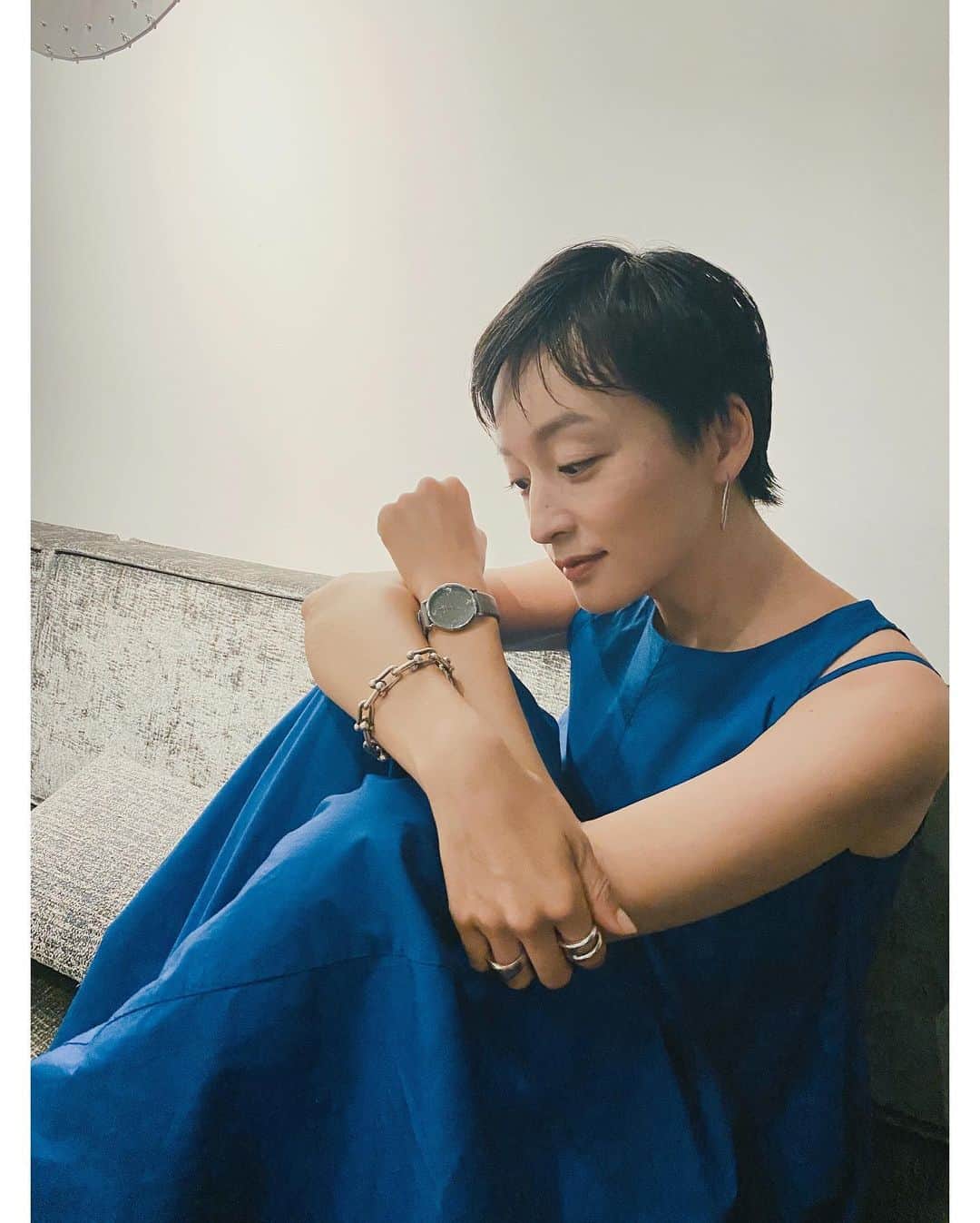 高山都さんのインスタグラム写真 - (高山都Instagram)「鮮やかなブルーのワンピースにグレーのベルトってバランス良し。  #NUWL #NUWLwatch #腕時計 #PR」8月21日 18時42分 - miyare38