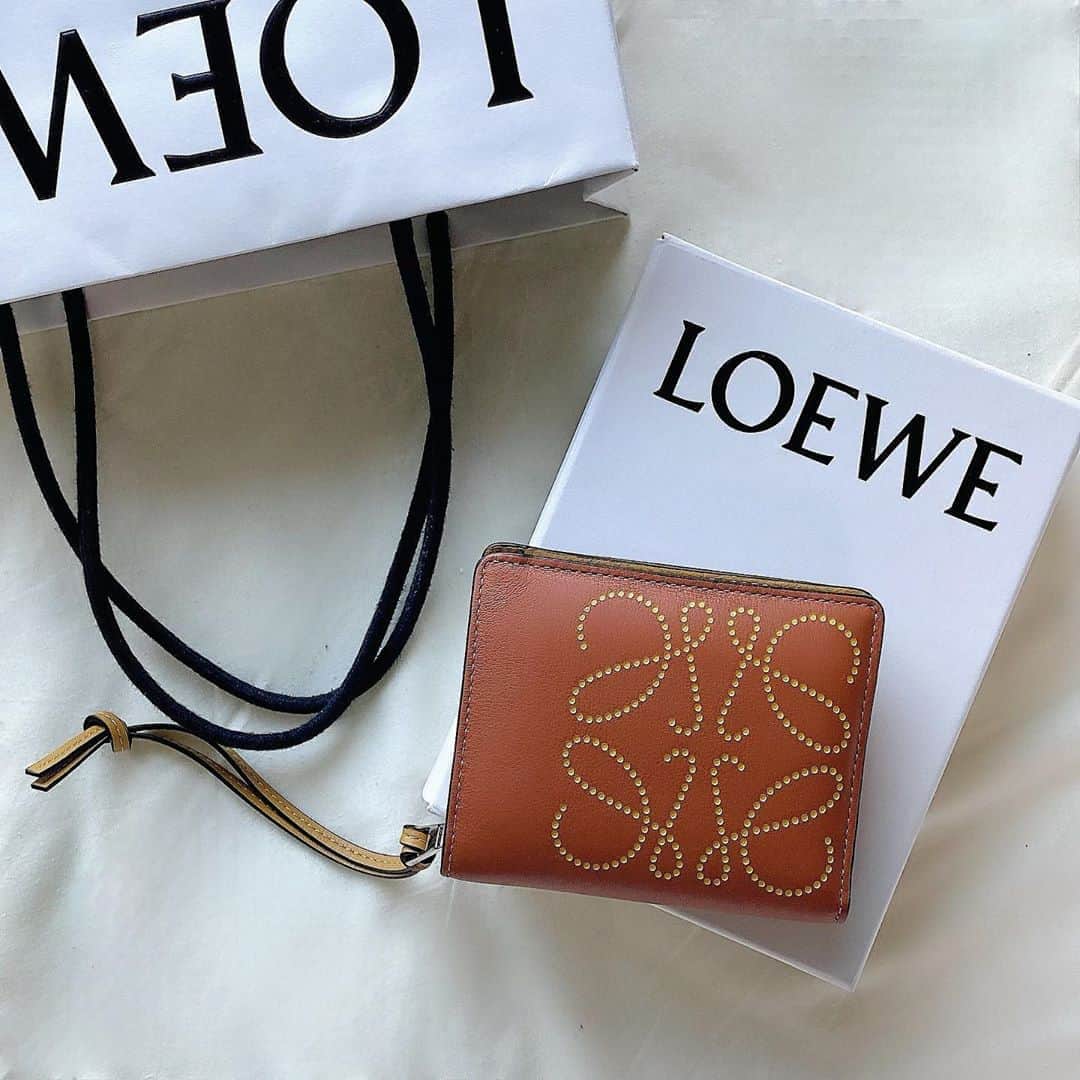 のインスタグラム：「. 自分への誕生日に購入🤍 . . 今年は @loewe のお財布がいい！ っと思っていたけど どこにもこのデザインが入荷されてなくて。。 . . タイミング無いなぁっと 思ってたらこの前京都に行った時に ふらっと寄った高島屋で ラス1のこの子を発見しました✨ . . もぅもぅ。。運命❤️ やっとお迎えできる🥺 . . . かわいいなぁ。 大事に使うよ。 . . . . . #loewe #ロエベ財布 #ロエベ #newwallet #ミニ財布#ミニウォレット」