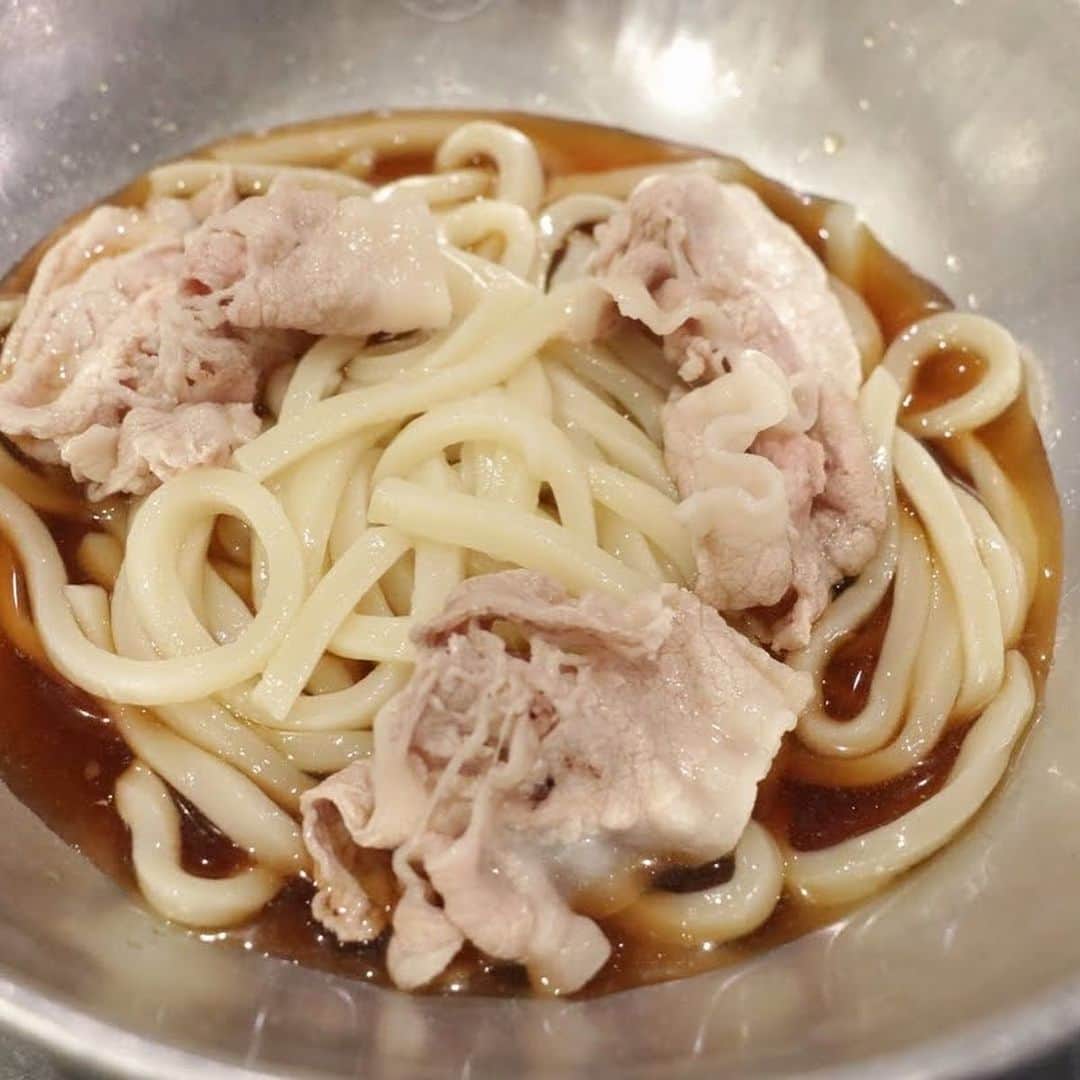 メシ通さんのインスタグラム写真 - (メシ通Instagram)「暑い日に食べたいエスニックな冷たいうどん。 冷凍うどんで簡単に作れます。   オイスターとナンプラーの冷やしたスープが猛暑に大正解「冷しゃぶエスニックうどん」【エダジュン】 https://www.hotpepper.jp/mesitsu/entry/edajun/2020-00158   #mesitsu #メシ通 #オイスターソース #ナンプラー #うどん #冷しゃぶ #冷やしうどん #エダジュン #東京 #easy #delicious #recipe #tokyo #edajun」8月21日 18時50分 - mesitsu