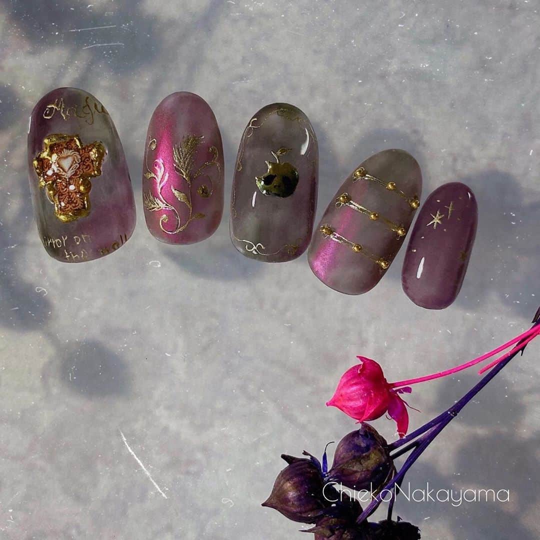 なかやまちえこのインスタグラム：「Dark nuance Halloween🍏⠀ ⠀ PREGEL MUSE 8/23発売アンニュイアメジスト、クリアブラック⠀ PREANFA MagicPowder ROSE⠀ きまぐれキャット リキッドメタルゴールド、クロスのシール⠀ ⠀ #nail #nails #nailart #ネイル #美甲 #ネイルアート  #japanesenailart #manucure #japanesenails #manicurist #gelnails #أظافر #네일아트 #미용 #vẽmóng #ngườiđẹp  #เพ้นท์เล็บ #искусствоногтя #artedeuñas #เพ้นท์เล็บเจล #ジェルネイルデザイン #ネイルデザイン #senikuku #nagelkunst #darknails #ダークネイル」