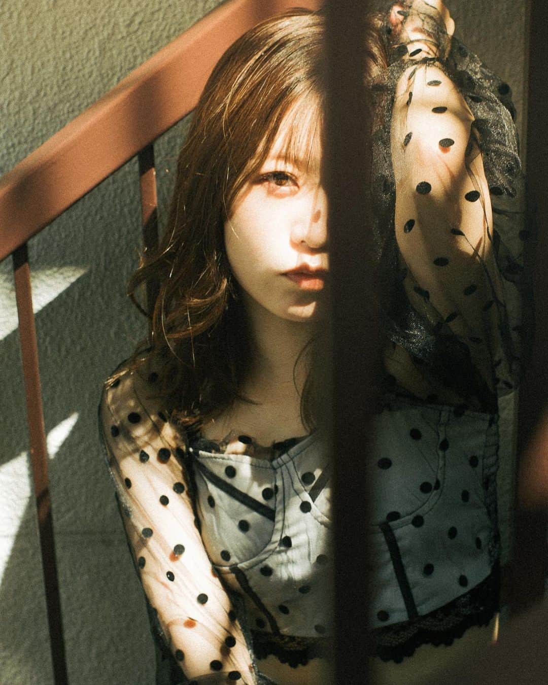 弘松菜摘のインスタグラム：「﻿ 一歩踏み出すとき﻿ 自分を変えたいとき﻿ ﻿ 自信がなくて自分のことが﻿ 信じられなくてこわくなる﻿ ﻿ ﻿ そんな時、はなさんの作品は﻿ 背中を押してもらえる﻿ ﻿ まだ頑張れる﻿ 前を向く勇気﻿ ﻿ ﻿ photo by @kie0087  ﻿ #儚くて何処か愛おしい様な」