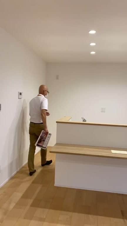 homelife 夢を叶える暮らし方のインスタグラム：「完成したお客様邸のルームツアー🏠 営業さんの出だしから大注目！！ . 家づくりの資料請求はこちらから @homelife_shiryou  .  #一戸建て #ルームツアー #カリフォルニアスタイル #LDK #ウォークインクローゼット #お洒落なお家 #おしゃれ #こだわり #ローコスト住宅 #マイホーム #夢のマイホーム #間取り #シンプルな暮らし #暮らしを楽しむ #注文住宅 #自由設計 #デザイン住宅 #myhome #family #house #home #homelife_京都 #homelife_大阪 #homelife_兵庫 #ホームライフ #ホームライフ100 #アーキホームライフ」