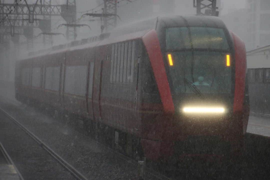 徳永ゆうきさんのインスタグラム写真 - (徳永ゆうきInstagram)「. . ゲリラ豪雨の中の疾走！ 80000系、ひのとり。 . -2020.08.21- . #鉄道写真 #撮り鉄 #鉄道好き #近鉄 #近畿日本鉄道 #今里駅 #80000系 #特急 #ひのとり #名古屋行き #ゲリラ豪雨 #初撮影」8月21日 18時47分 - tokuchan_1113