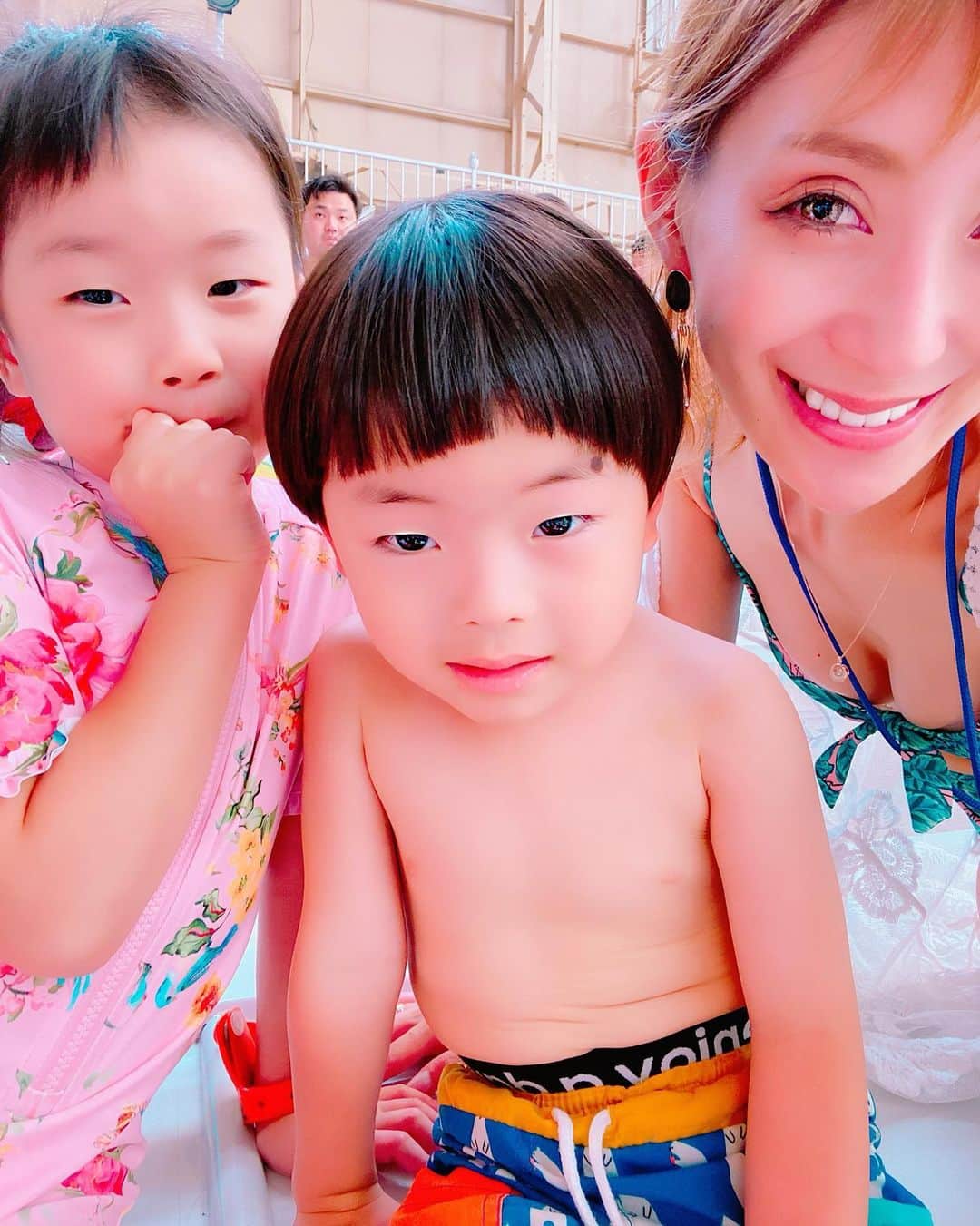 遠藤彩香さんのインスタグラム写真 - (遠藤彩香Instagram)「久しぶりに行ってきた🏊‍♀️🌴 今年からわどこに連れてっても りーたが凄く楽しんそう！ 連れて行き甲斐がある🌈 もうすぐ4歳👼🏻 #pool#sparesorthawaiians」8月22日 0時14分 - endo_ayaka