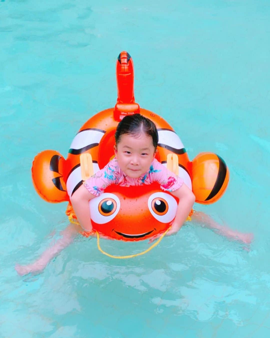 遠藤彩香さんのインスタグラム写真 - (遠藤彩香Instagram)「久しぶりに行ってきた🏊‍♀️🌴 今年からわどこに連れてっても りーたが凄く楽しんそう！ 連れて行き甲斐がある🌈 もうすぐ4歳👼🏻 #pool#sparesorthawaiians」8月22日 0時14分 - endo_ayaka