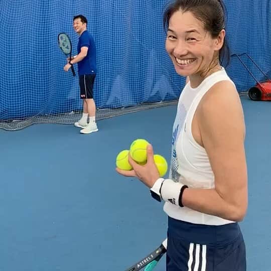 のインスタグラム：「週1テニス7回目 @sporu_indoortenniscourt  テニス後にGaël Monfils  &Elina Svitolinaの真似っこでFriday mood! テニスはヒデ、Yonexの小山くんの3人。 そこに隣でプライベートレッスンをしていたMaxが途中から入り4人。 今日も暑かったなぁ！ #伊達公子 #kimikodate #テニス #テニスプレイヤー #テニスプレーヤー #tennis #tennisplayer #スポル品川大井町 #週1 #週1テニス #真似っこ #猛暑」