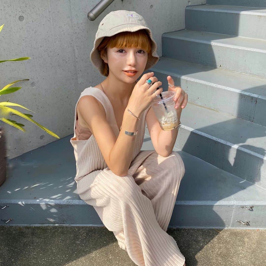 長谷川あやのインスタグラム：「☀️☀️☀️#fashion#ootd#outfit#code#coordinate#style#vacancy#ママコーデ#152せんちこーで#ヴァカンシー ・ ・ ・ 明日も暑いのかなぁ、、、🥱💭 ・ 最近ヘビロテ中の リブニットサロペットは @_vacancy_official のアイテム👧💓 ・ 合わせるものによってがらっと 雰囲気が変わるので1着あるととっても便利です💛」