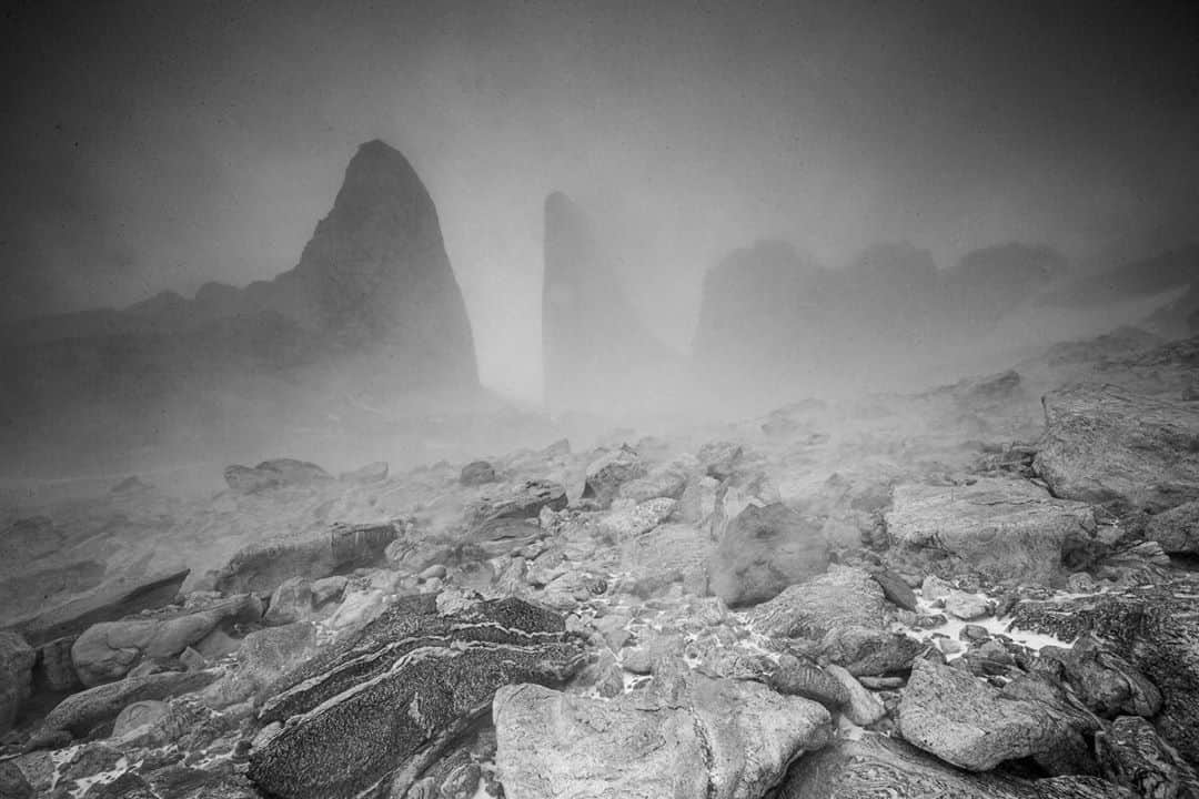 Cory Richardsさんのインスタグラム写真 - (Cory RichardsInstagram)「Can you guess what todays #fuckupfriday is? Towards the end of our Antarctica expedition, my sensor began to get extremely dirty. Zoom in on the first photo to see the array of dust!⁠ ⁠ This can easily be avoided by making sure your sensor is protected from the elements when you are changing lenses, but sometimes that isn't an option. If those specks of dust aren't your look, you can remove them with the spot removal tool in Lightroom! In the case of this image, I think the dust actually adds a certain 'vintage' look that I like quite a lot.」8月22日 0時23分 - coryrichards