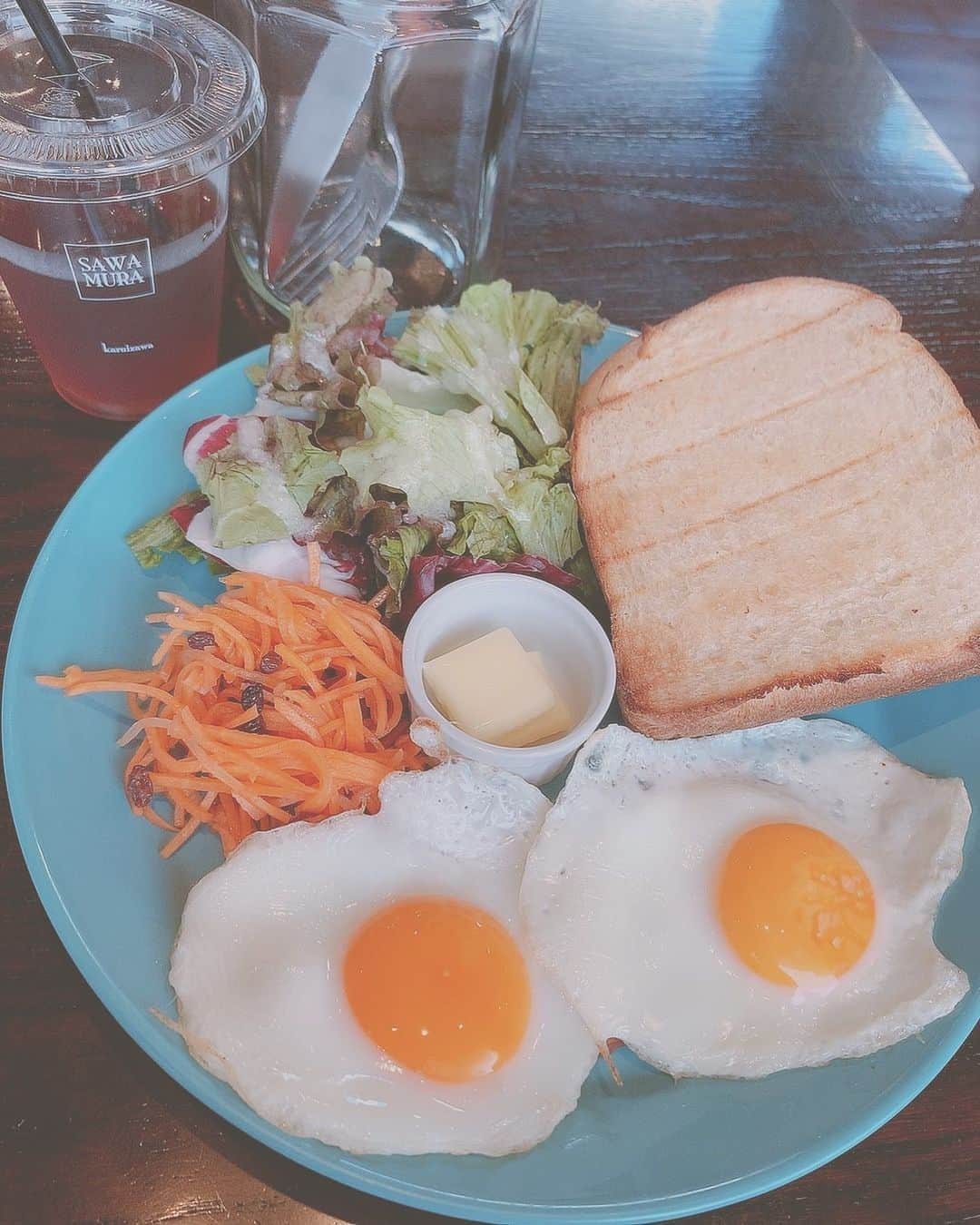 山根綺さんのインスタグラム写真 - (山根綺Instagram)「現場の近くの初めて行ったカフェがとても美味しかった。🤍  #広尾カフェ #広尾 #モーニング #モーニングプレート #トースト #サラダ #目玉焼き #ベーコン #プチ贅沢 #アイスティー #フレーバーティー #朝ごはん #あさごはん#ワンプレートごはん #goodmorning #morning #morningtea #morningwalk #breakfast #oneplate #sarada #🤍」8月21日 18時52分 - yaya_usap