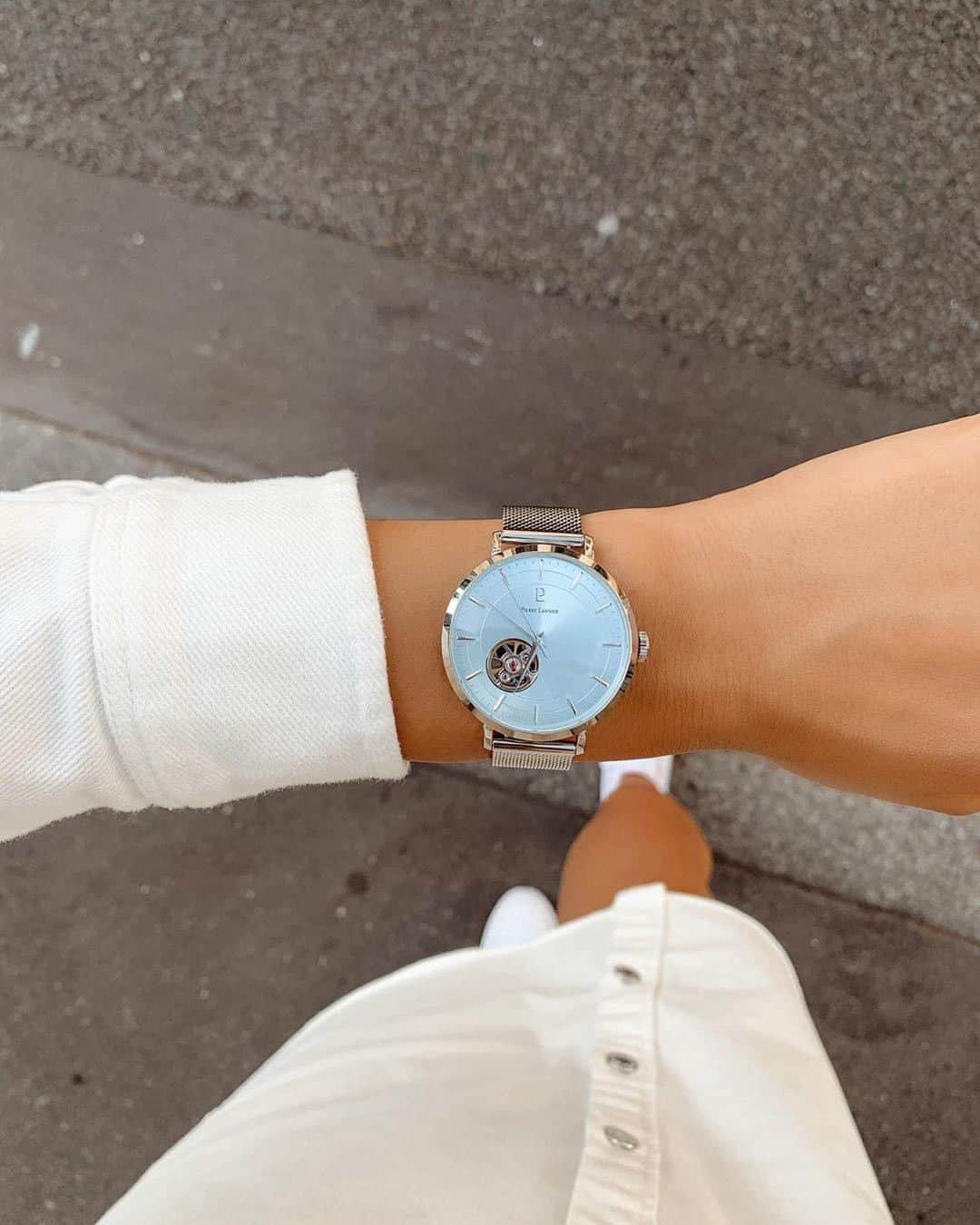 のインスタグラム：「🇫🇷 Place au week end !! 🎉 Nouvelle montre Automatic avec son cadran bleu effet soleillé et son coeur au mécanisme apparent. 🇬🇧 Time for the weekend ! 🎉 New Automatic watch with its blue sunburst effect dial and its heart with apparent mechanism.」