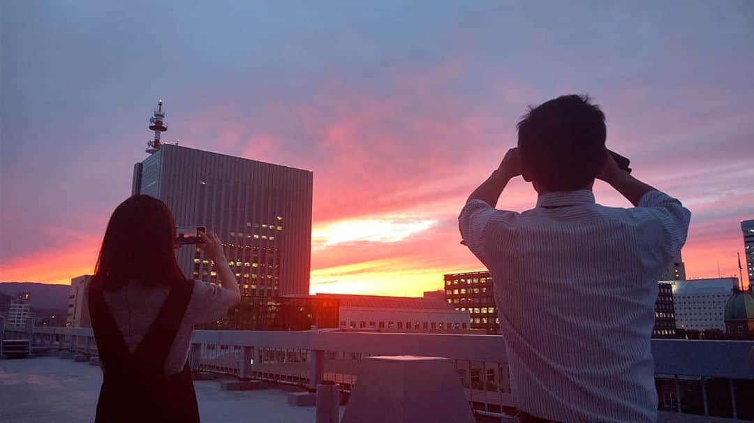 北海道放送「今日ドキッ!」さんのインスタグラム写真 - (北海道放送「今日ドキッ!」Instagram)「天気担当Sです。  赤くキレイな夕焼けを HBCの屋上で撮影😊  すると夢中なって スマホのシャッターを切る2人が……  #近藤肇 予報士と #星井さき 予報士  この夕焼けの美しさに はしゃぐ２人、 さすが予報士と言うべきか…🤔  にしても、まさかの #そらリサーチ と #さきに言わせて  夢の共演でした🤣  今週も ありがとうございました🙇」8月21日 18時56分 - hbc_kyodoki