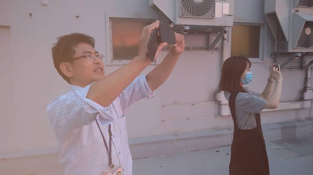 北海道放送「今日ドキッ!」さんのインスタグラム写真 - (北海道放送「今日ドキッ!」Instagram)「天気担当Sです。  赤くキレイな夕焼けを HBCの屋上で撮影😊  すると夢中なって スマホのシャッターを切る2人が……  #近藤肇 予報士と #星井さき 予報士  この夕焼けの美しさに はしゃぐ２人、 さすが予報士と言うべきか…🤔  にしても、まさかの #そらリサーチ と #さきに言わせて  夢の共演でした🤣  今週も ありがとうございました🙇」8月21日 18時56分 - hbc_kyodoki