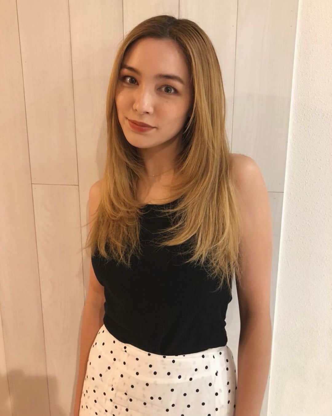 ステファニーのインスタグラム：「🖤🤍🖤🤍 髪の毛伸びてきた！ 頑張って伸ばそうかなぁ。 この日は古い付き合いになる 松のトリートメントでサラサラに☺︎」