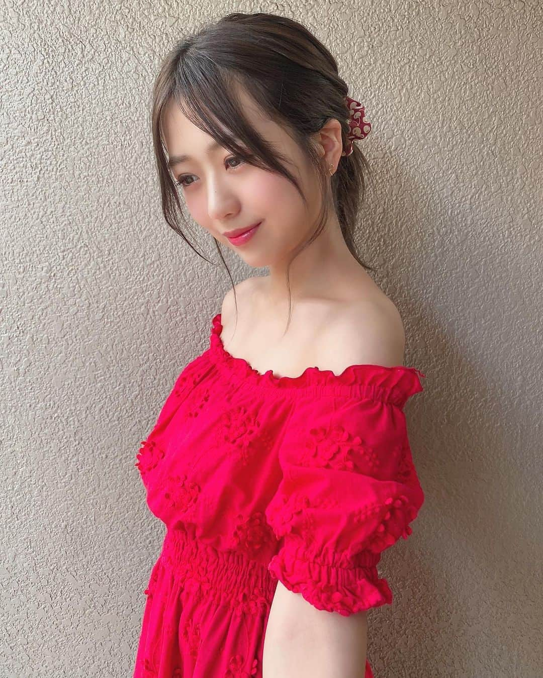 篠崎彩奈さんのインスタグラム写真 - (篠崎彩奈Instagram)「_ 先日、ひさしぶりの美容の日でした💄 リゼでお肌のケアしていただきました☺️  今年は毎日ちゃんと日焼け止め塗ってるから、焼けてない！！と信じています！！ 信じてるけど、日に日に焼けている気もするのですが 気のせいですよね...？🙂 毎日暑すぎるよ〜〜  生写真のオフショット☺︎ onepiece : @lily_brown_official  hair : @herlipto  #生写真 #オフショット」8月21日 18時58分 - ayana.s_official