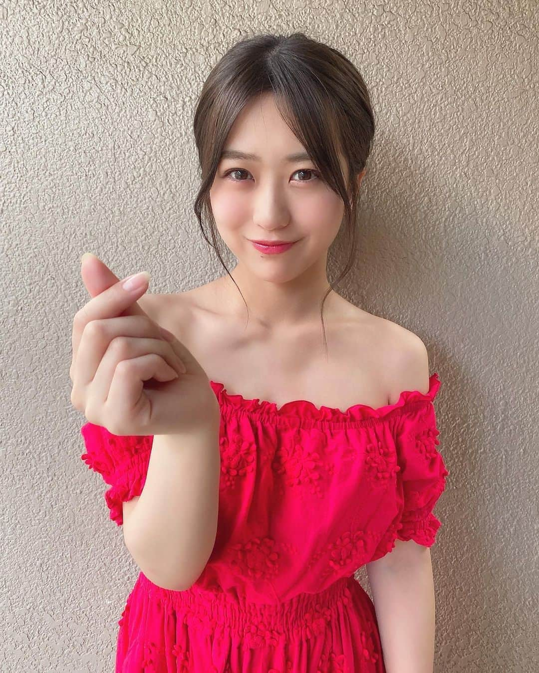 篠崎彩奈さんのインスタグラム写真 - (篠崎彩奈Instagram)「_ 先日、ひさしぶりの美容の日でした💄 リゼでお肌のケアしていただきました☺️  今年は毎日ちゃんと日焼け止め塗ってるから、焼けてない！！と信じています！！ 信じてるけど、日に日に焼けている気もするのですが 気のせいですよね...？🙂 毎日暑すぎるよ〜〜  生写真のオフショット☺︎ onepiece : @lily_brown_official  hair : @herlipto  #生写真 #オフショット」8月21日 18時58分 - ayana.s_official