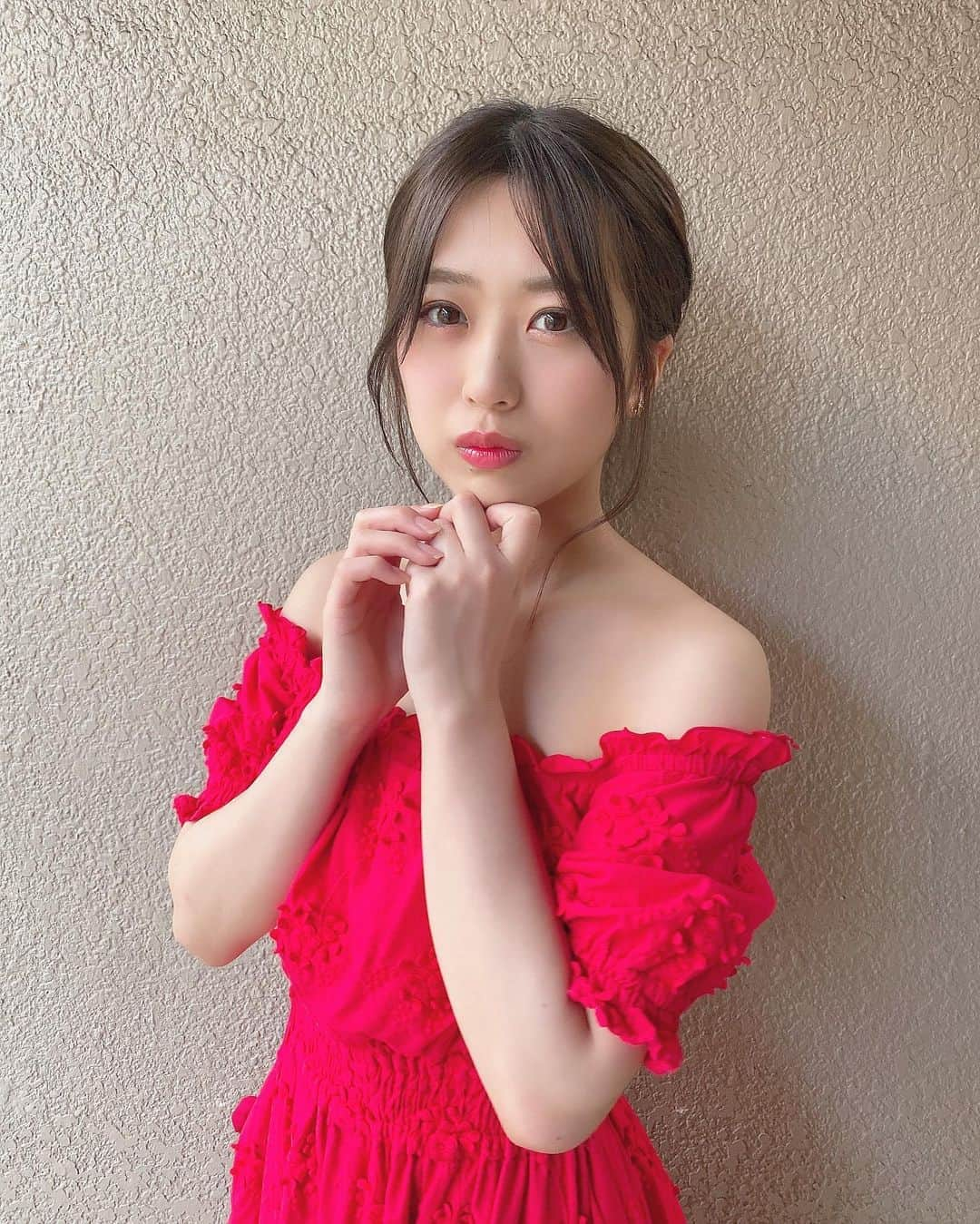 篠崎彩奈さんのインスタグラム写真 - (篠崎彩奈Instagram)「_ 先日、ひさしぶりの美容の日でした💄 リゼでお肌のケアしていただきました☺️  今年は毎日ちゃんと日焼け止め塗ってるから、焼けてない！！と信じています！！ 信じてるけど、日に日に焼けている気もするのですが 気のせいですよね...？🙂 毎日暑すぎるよ〜〜  生写真のオフショット☺︎ onepiece : @lily_brown_official  hair : @herlipto  #生写真 #オフショット」8月21日 18時58分 - ayana.s_official