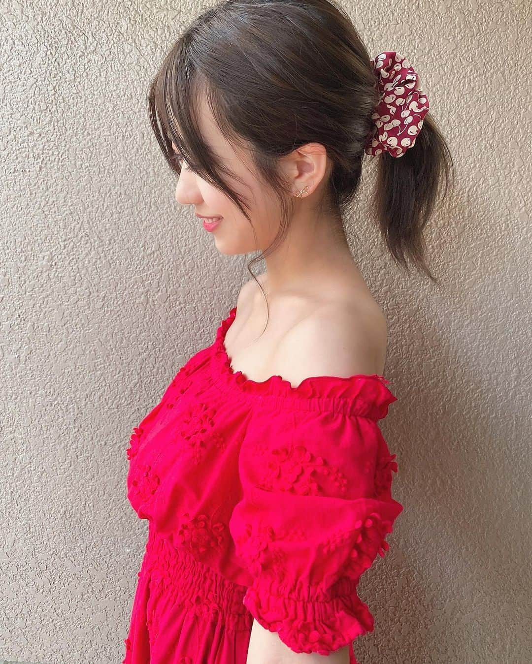 篠崎彩奈さんのインスタグラム写真 - (篠崎彩奈Instagram)「_ 先日、ひさしぶりの美容の日でした💄 リゼでお肌のケアしていただきました☺️  今年は毎日ちゃんと日焼け止め塗ってるから、焼けてない！！と信じています！！ 信じてるけど、日に日に焼けている気もするのですが 気のせいですよね...？🙂 毎日暑すぎるよ〜〜  生写真のオフショット☺︎ onepiece : @lily_brown_official  hair : @herlipto  #生写真 #オフショット」8月21日 18時58分 - ayana.s_official