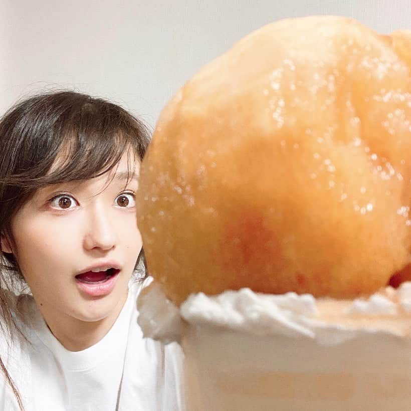 佐藤ちひろさんのインスタグラム写真 - (佐藤ちひろInstagram)「桃を丸々一個載せた桃パフェを食べてみたくて作っちゃいました😘  ぜいたく〜🤣 カロリーを無視していただきます😆  #桃　#桃パフェ　#ももパフェ　#パフェ部　#パフェ活　#デザート　#デザート作り　#食後のデザート　#贅沢　#ハイカロリー　#カロリー　#カロリー爆弾　#生クリーム　#生クリームたっぷり　#バニラ　#バニラアイス　#美味しい　#甘い　#🤤　#ピーチ　#🍑」8月21日 19時07分 - chihiro.sato_ex