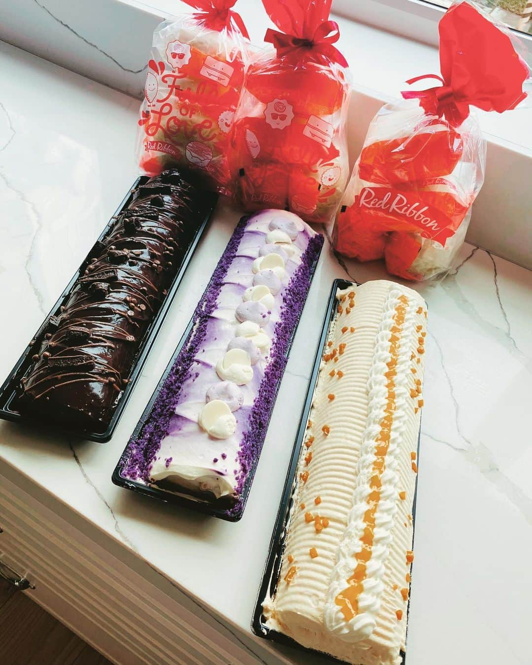 ポール・ソリアーノのインスタグラム：「We're definitely enjoying these sweet family moments at home with Red Ribbon's signature rolls! We just can't resist the milk chocolate goodness of the Triple Chocolate Roll (starts at P300), Ube Halaya's authentic flavor made with real ube halaya (starts at P320), and the sweetness of the Mango roll made with sweet mangoes (starts at P320). Get these delicious treats right at your doorstep through the available delivery services: GrabFood, Foodpanda, Lalafood. Hotline #87777, Red Ribbon RIA on FB Messenger. #RedRibbonSignatureRolls #RedRibbon」