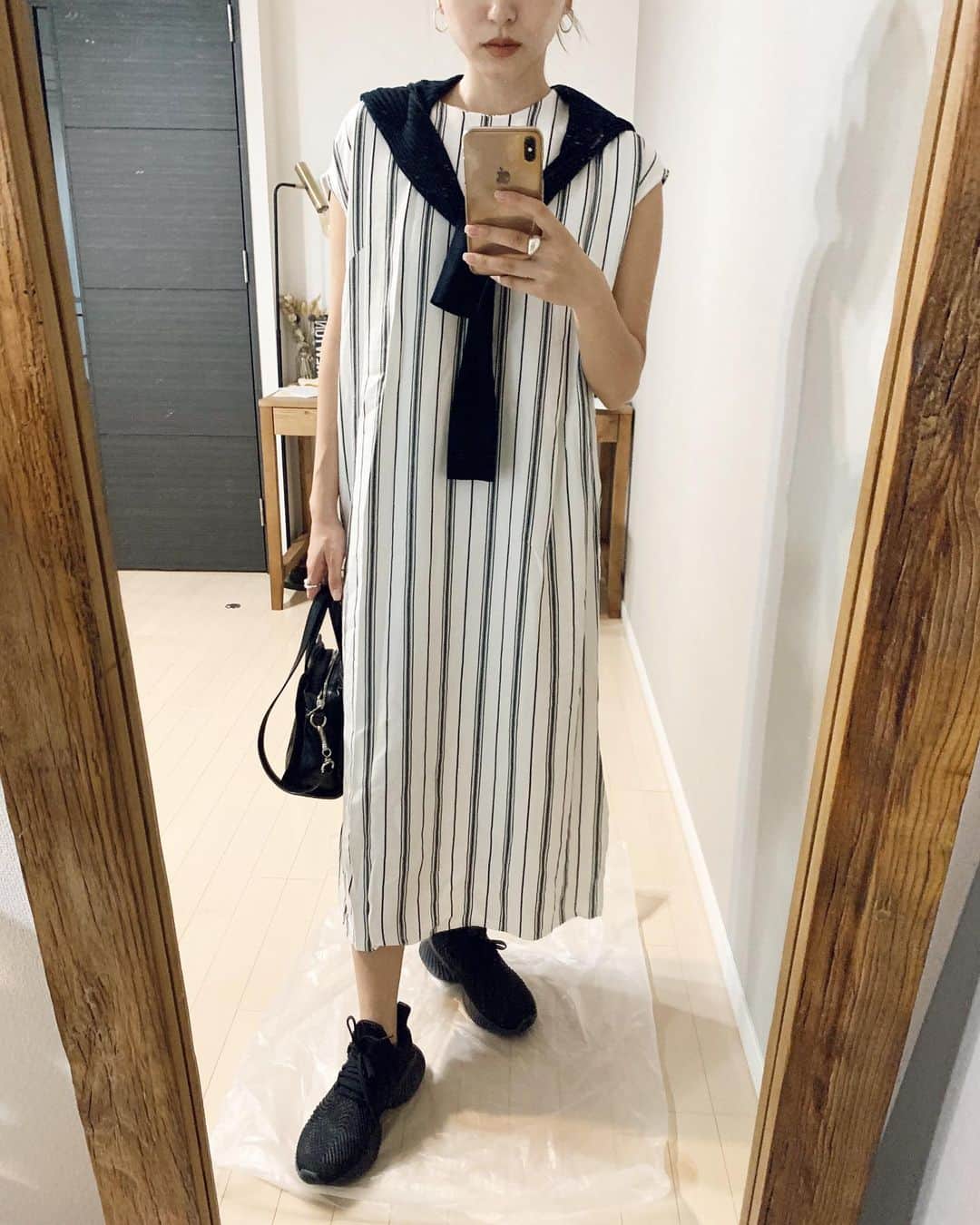 かんだまのインスタグラム：「デッドストックを活用したコーデ販売サイトAUNE @aune_for_you の商品を使って着回してみた☺︎﻿ ﻿ まずはスニーカー、サンダル合わせ。シューズとバッグで十分雰囲気は変わる🙆‍♀️﻿ 次にサイドにスリットが入ったワンピだから、　ボトムも合わせやすいので次に、綺麗めボトム合わせ、ワイドボトム合わせ、スリムボトム合わせ。チラ見えするアイテムでも十分系統変わるな〜って感じ🙆‍♀️﻿ ﻿ こうやって実際に色々着て合わせてみて、あーこの組み合わせいけるな〜っていうのをひたすら勉強していく作業が好き☺︎﻿ ﻿ #だま服﻿ #これあうね﻿」