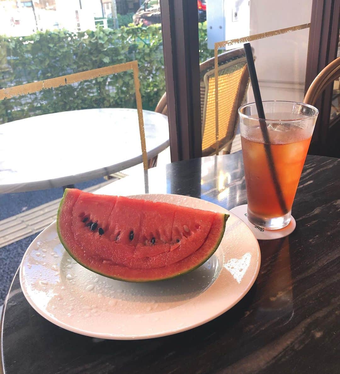 Baekのインスタグラム：「楽しい夏の過ごし方🍉🍸  今まで夏は暑くて得意じゃないかもと思っていたのですが、とても楽しい夏の過ごし方をみつけました！好きなカフェで小玉スイカと冷たいお茶を飲んでたらすごく美味しくてこんなに暑いからこそスイカがさらに美味しく感じれるのかなと思って夏が大好きになりました！ 暑い！としか思わなかった日差しも木の葉っぱが光ってたり綺麗に見えたしセミの泣き声も夏を感じさせて楽しかったー」
