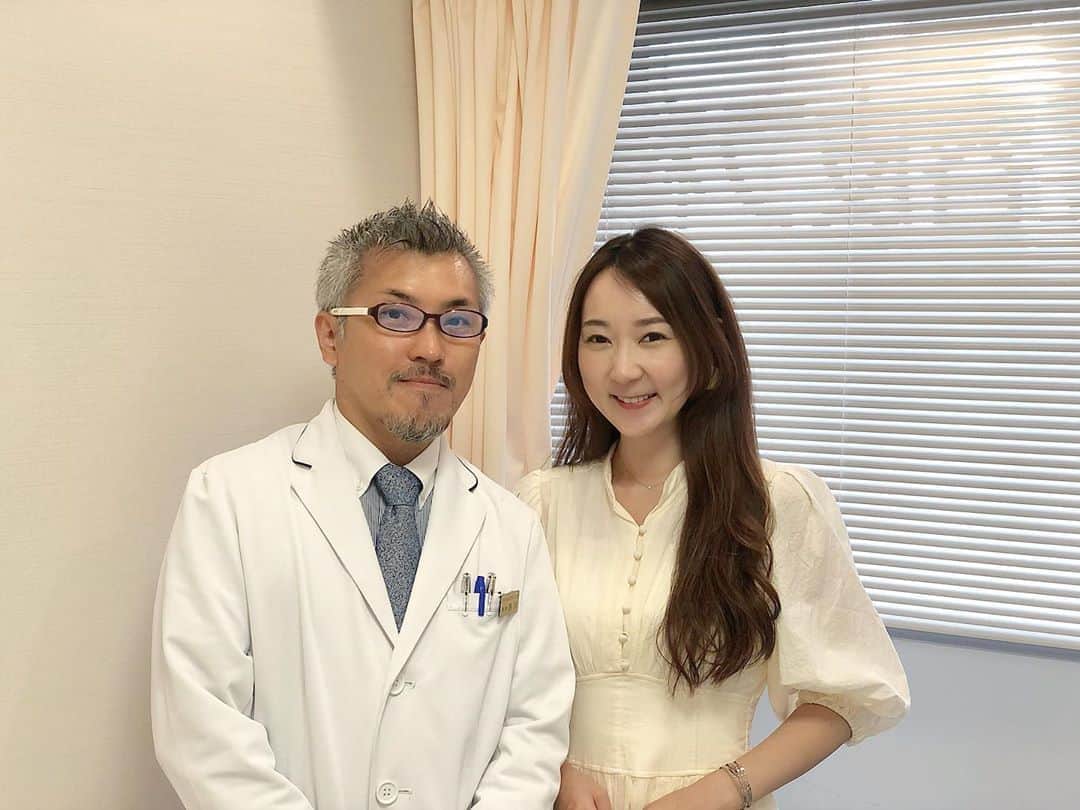 能美黎子さんのインスタグラム写真 - (能美黎子Instagram)「・ 痛みなく楽して部分痩せをしたい‥ って、誰しもが1度は思ってるはず。 ・ 美容の進化はすごい。 そんな夢にみたかのような施術体験をしてきました。 ・ 先日、 「スマイルクリニック」で痩身で話題の 「ヴァンキッシュ」を体験してきました。 ・ ヴァンキッシュは、 電子レンジのような原理で作られた RF(ラジオ波)システムによる温熱式の 最新の脂肪溶解マシーンなんです。 ・ 私は気になるお腹周りを体験したのですが、 肌には一切触れることなく 大きなドーム型の機械が腹部を覆い 寝たままでサイズダウンが可能というのだから、 本当にすごい。 6枚目のお写真を見ると肌に触れていないのが よくわかると思います。 ・ ✔︎脂肪細胞のみ選択して破壊 ✔︎1回で広範囲に施術が可能 ✔︎痛みはなくじんわりと暖かさを感じる程度 ✔︎メス不要 ✔︎ダウンタイムなし ・ 痛みは一切なく、 気持ちよくウトウトと横になっている間に 脂肪の細胞を殺してしれるというのだから、 本当に素敵な施術！ ちなみに、殺した脂肪細胞は蘇らないそうです。 ・ 一回でも効果はありますが、 4回など複数回のセットがおすすめとのこと。 ・ 院長の西川先生がとても親切で わかりやすく丁寧に相談に乗ってくださるので、 その人に合った施術を提案してくださると思います。 ・ 痛いのが嫌で諦めていた方、是非！ 今ホームページで確認をしたら、 2部位まで1回1万円の限定価格でとてもお得に なっていたので気になる方は見てみて下さい。 → @smilec.shinjuku  ・ #スマイルクリニック#医療痩身#ヴァンキッシュ#部分ヤセ#おなか痩せ#脂肪溶解#Sponsored#痩身#痩身エステ #痩せたい #部分痩せ #美body #ダイエット #ダイエット方法 #ダイエット女子 #楽して痩せたい #楽してダイエット #痛くない #コスメコンシェルジュ #美容好き#美意識高い人と繋がりたい #くびれ作り #ふともも #お腹痩せ #ダウンタイムなし #コロナ太り #コロナ太り解消 #アラサー美容#美容好きな人と繋がりたい #美容クリニック  ・」8月21日 19時06分 - reikonohmi