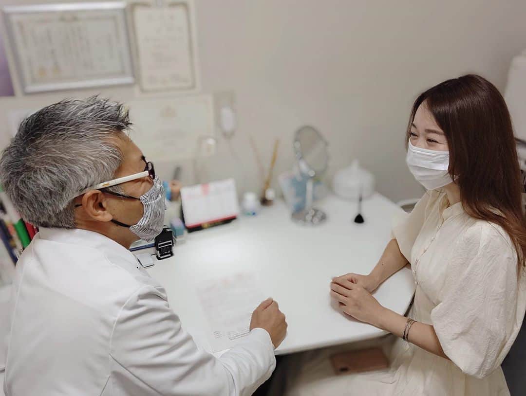 能美黎子さんのインスタグラム写真 - (能美黎子Instagram)「・ 痛みなく楽して部分痩せをしたい‥ って、誰しもが1度は思ってるはず。 ・ 美容の進化はすごい。 そんな夢にみたかのような施術体験をしてきました。 ・ 先日、 「スマイルクリニック」で痩身で話題の 「ヴァンキッシュ」を体験してきました。 ・ ヴァンキッシュは、 電子レンジのような原理で作られた RF(ラジオ波)システムによる温熱式の 最新の脂肪溶解マシーンなんです。 ・ 私は気になるお腹周りを体験したのですが、 肌には一切触れることなく 大きなドーム型の機械が腹部を覆い 寝たままでサイズダウンが可能というのだから、 本当にすごい。 6枚目のお写真を見ると肌に触れていないのが よくわかると思います。 ・ ✔︎脂肪細胞のみ選択して破壊 ✔︎1回で広範囲に施術が可能 ✔︎痛みはなくじんわりと暖かさを感じる程度 ✔︎メス不要 ✔︎ダウンタイムなし ・ 痛みは一切なく、 気持ちよくウトウトと横になっている間に 脂肪の細胞を殺してしれるというのだから、 本当に素敵な施術！ ちなみに、殺した脂肪細胞は蘇らないそうです。 ・ 一回でも効果はありますが、 4回など複数回のセットがおすすめとのこと。 ・ 院長の西川先生がとても親切で わかりやすく丁寧に相談に乗ってくださるので、 その人に合った施術を提案してくださると思います。 ・ 痛いのが嫌で諦めていた方、是非！ 今ホームページで確認をしたら、 2部位まで1回1万円の限定価格でとてもお得に なっていたので気になる方は見てみて下さい。 → @smilec.shinjuku  ・ #スマイルクリニック#医療痩身#ヴァンキッシュ#部分ヤセ#おなか痩せ#脂肪溶解#Sponsored#痩身#痩身エステ #痩せたい #部分痩せ #美body #ダイエット #ダイエット方法 #ダイエット女子 #楽して痩せたい #楽してダイエット #痛くない #コスメコンシェルジュ #美容好き#美意識高い人と繋がりたい #くびれ作り #ふともも #お腹痩せ #ダウンタイムなし #コロナ太り #コロナ太り解消 #アラサー美容#美容好きな人と繋がりたい #美容クリニック  ・」8月21日 19時06分 - reikonohmi