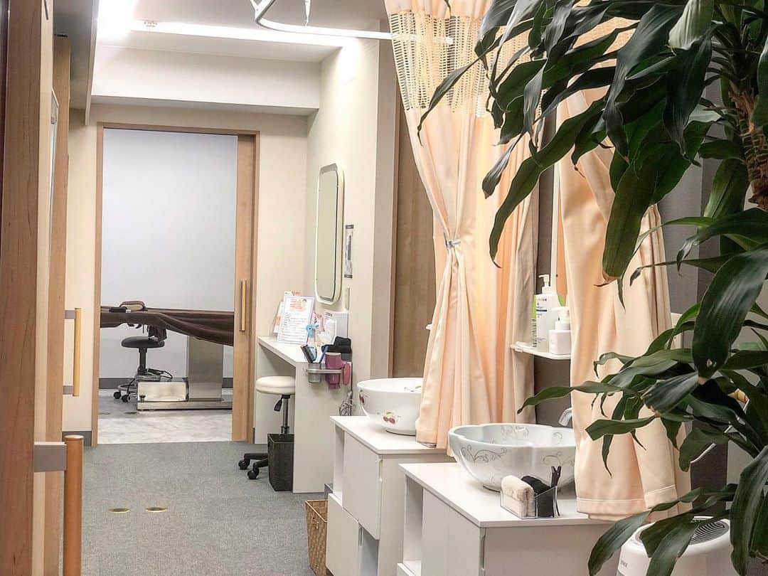 能美黎子さんのインスタグラム写真 - (能美黎子Instagram)「・ 痛みなく楽して部分痩せをしたい‥ って、誰しもが1度は思ってるはず。 ・ 美容の進化はすごい。 そんな夢にみたかのような施術体験をしてきました。 ・ 先日、 「スマイルクリニック」で痩身で話題の 「ヴァンキッシュ」を体験してきました。 ・ ヴァンキッシュは、 電子レンジのような原理で作られた RF(ラジオ波)システムによる温熱式の 最新の脂肪溶解マシーンなんです。 ・ 私は気になるお腹周りを体験したのですが、 肌には一切触れることなく 大きなドーム型の機械が腹部を覆い 寝たままでサイズダウンが可能というのだから、 本当にすごい。 6枚目のお写真を見ると肌に触れていないのが よくわかると思います。 ・ ✔︎脂肪細胞のみ選択して破壊 ✔︎1回で広範囲に施術が可能 ✔︎痛みはなくじんわりと暖かさを感じる程度 ✔︎メス不要 ✔︎ダウンタイムなし ・ 痛みは一切なく、 気持ちよくウトウトと横になっている間に 脂肪の細胞を殺してしれるというのだから、 本当に素敵な施術！ ちなみに、殺した脂肪細胞は蘇らないそうです。 ・ 一回でも効果はありますが、 4回など複数回のセットがおすすめとのこと。 ・ 院長の西川先生がとても親切で わかりやすく丁寧に相談に乗ってくださるので、 その人に合った施術を提案してくださると思います。 ・ 痛いのが嫌で諦めていた方、是非！ 今ホームページで確認をしたら、 2部位まで1回1万円の限定価格でとてもお得に なっていたので気になる方は見てみて下さい。 → @smilec.shinjuku  ・ #スマイルクリニック#医療痩身#ヴァンキッシュ#部分ヤセ#おなか痩せ#脂肪溶解#Sponsored#痩身#痩身エステ #痩せたい #部分痩せ #美body #ダイエット #ダイエット方法 #ダイエット女子 #楽して痩せたい #楽してダイエット #痛くない #コスメコンシェルジュ #美容好き#美意識高い人と繋がりたい #くびれ作り #ふともも #お腹痩せ #ダウンタイムなし #コロナ太り #コロナ太り解消 #アラサー美容#美容好きな人と繋がりたい #美容クリニック  ・」8月21日 19時06分 - reikonohmi