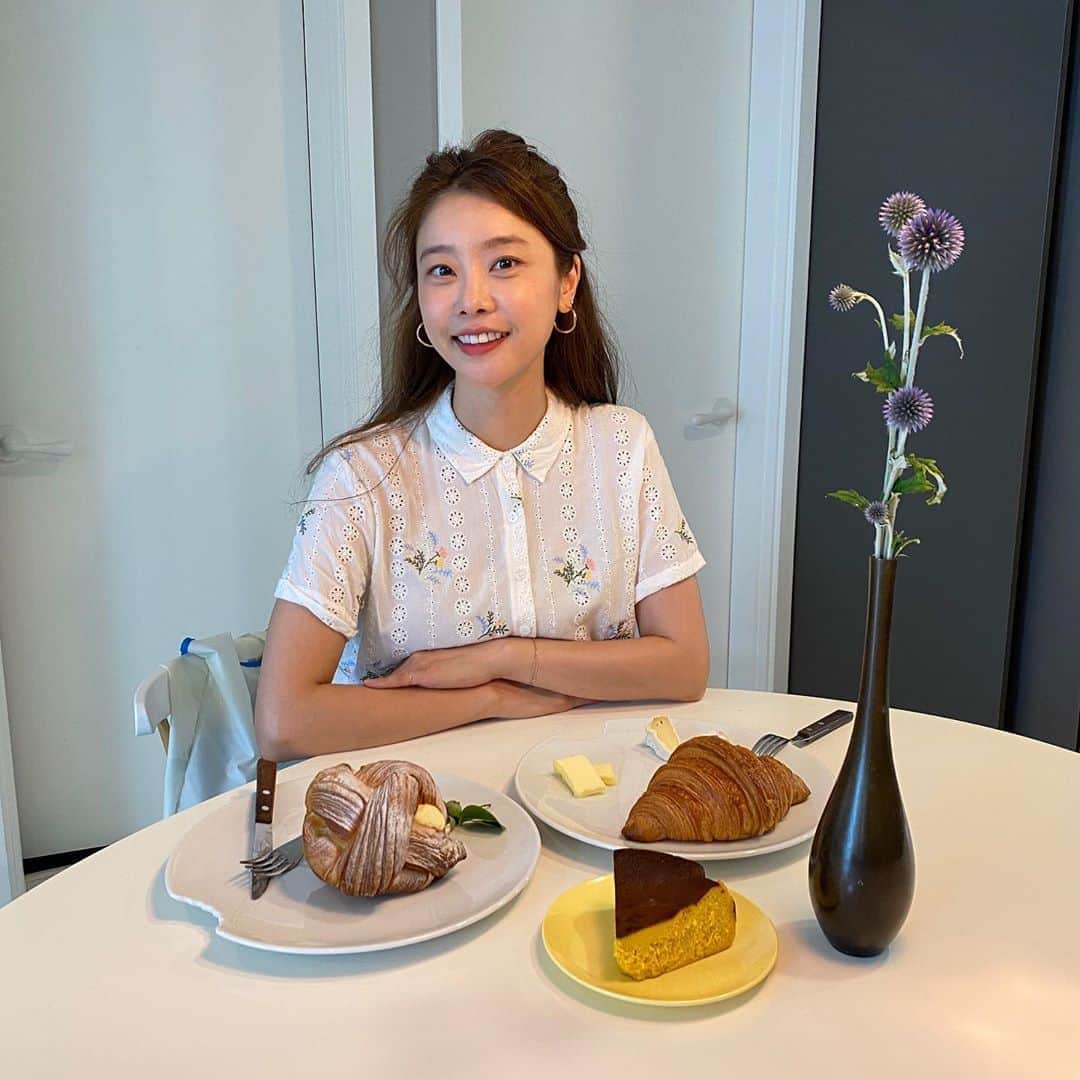 ソジン のインスタグラム：「소진스럽,  첫번째 브이로그, [ 재배가 뭐죠? 똥손의 꽃시장 나들이 ] 공개했어요🌷🌷 집콕중엔 소진스럽, 과 함께 🐈 키힣힣🤭  #소진스럽, #구독자10만명까지달려엇🐈🐈🐾」
