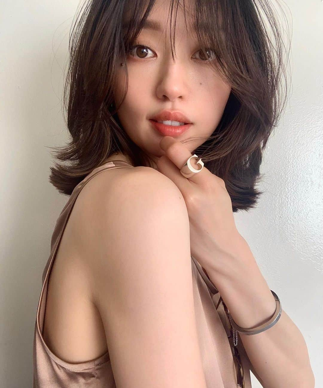 松島花さんのインスタグラム写真 - (松島花Instagram)「: Outfit🤎私服💚 今日も暑かった〜🥴 今週もお疲れ様でした👏🏻 : お洋服全然買ってないな〜💭 Bag: By Far Tops: H BEAUTY&YOUTH Pants: Victoria Beckham Shoes: BOTTEGA VENETA Bangle: CELINE Ring: THE LETTERING  Sunglasses: LAVID #outfit #ootd #hanaoutfit #fashion #花私服 #私服」8月21日 19時07分 - hana_matsushima_official