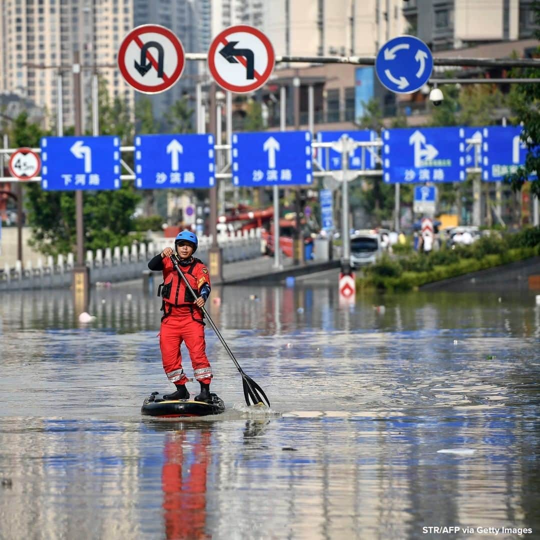 ABC Newsさんのインスタグラム写真 - (ABC NewsInstagram)「Rescuer paddles across a flooded street in China's southwestern Chongqing. #flood #china」8月21日 19時11分 - abcnews