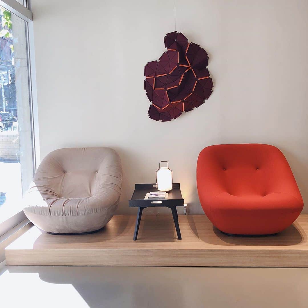 ligne roset shopさんのインスタグラム写真 - (ligne roset shopInstagram)「BONNIE  丸いフォルムがかわいい、巨匠Pierre Paulinの復刻版ソファ✨✨ 左のヌバックは味のあるシワとしっとりとした上品な触り心地が特徴で、見た目にも高級感があります。右の赤いファブリックはもっちりと吸い付くような座り心地がやみつきになります🙊🌸  #ligneroset #lignerosettokyo #interior #furniture #room #sofa #bonnie  #pierrepaulin #roppongi #リーンロゼ #リーンロゼ東京 #インテリア #暮らし #家具 #インテリア好きな人と繋がりたい #海外インテリア #ソファ #六本木」8月21日 19時13分 - ligneroset_jp_shop