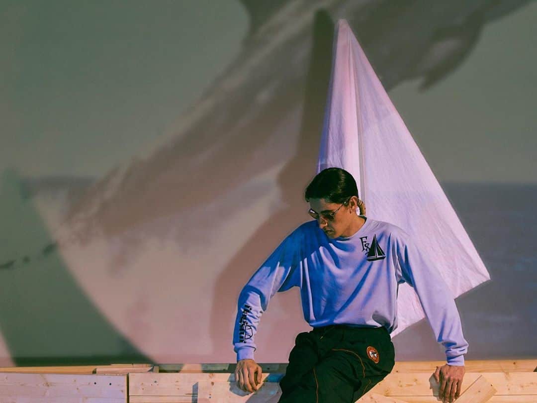 のインスタグラム：「ⓃⒺⓌⓈ｜ellesse × F-LAGSTUF-F  ... ファッションブランド「F-LAGSTUF-F」とタッグを組み、エレッセのアーカイブグラフィックからインスピレーションを得て生まれたコラボレーションコレクション。 象徴的なコラボエンブレムには、エレッセが今までかかわってきたスポーツである、テニス、スキー、マリンからデザインしたアイコンが取り入れられ、鮮やかな色使いとともに表現されています。その中でも、「マリン」をテーマにしたアイテムをメインコレクションとして展開します。 直営店「ellesse TOKYO @ellesse_tokyo 」と、ellesse公式オンラインストアにて本日より発売開始。 …  @ellessejapan × @f_lagstuf_f  #flagstuff #ellessexflagstuff #ellesse #フラグスタフ #エレッセ」