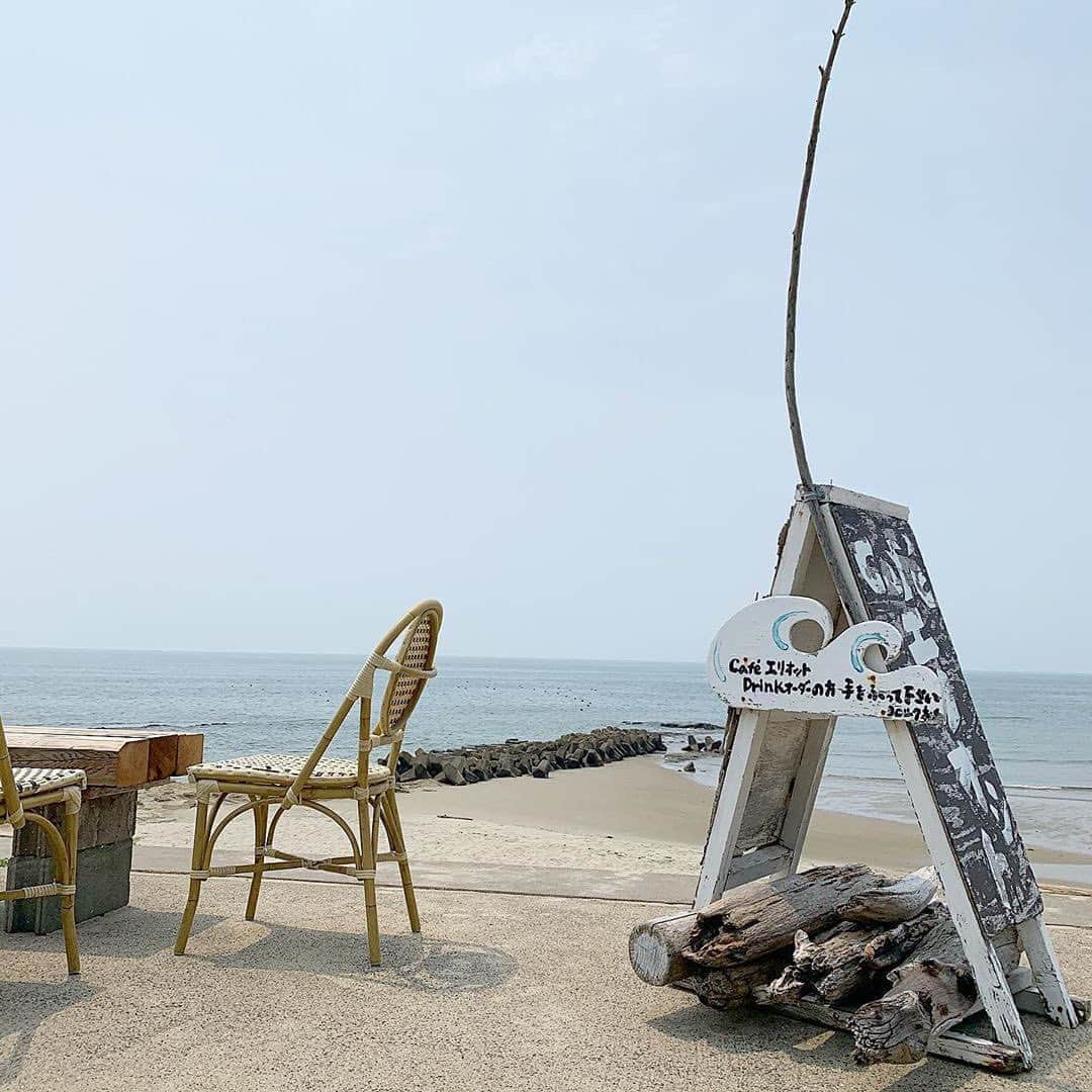 isutaさんのインスタグラム写真 - (isutaInstagram)「自分史上1番お気に入りかも...♡﻿ 愛知の“海の見えるカフェ”がすごいんです！﻿ ﻿ ﻿ 愛知県・知多郡にある「カフェエリオット / cafe Eliot」は海を目の前にスイーツやドリンクが楽しめるカフェ。﻿ ﻿ ﻿ 気持ちの良い海風を感じながらゆっくりとした時間が過ごせる外の席が人気なんだそう！店内からも海を眺めることができます♪﻿ ﻿ ﻿ 焼いたバナナに冷たいバニラアイスのった「ゴンドラバナナ」はお店の人気スイーツ♡﻿ ﻿ ﻿ 熱々トロトロの焼きバナナと、ひんやり冷たいアイスが相性抜群なんだそう。﻿ ﻿ ﻿ 気になる方はぜひチェックしてみてください！﻿ ﻿ ﻿ 【カフェエリオット / cafe Eliot】﻿ 住所：愛知県知多郡美浜町小野浦福島1-6﻿ TEL：0569-87-3380﻿ 営業時間：11:00～日没（※冬季12～3月は土日のみ営業）﻿ 定休日：火曜日・水曜日﻿ ﻿ ﻿ photo by﻿ @_na__0265_﻿ @2191__b﻿ @ari_earth_part2﻿ ﻿ ﻿ #isuta #イスタ #isutapic﻿ #isutacafe #カフェ巡り #おしゃれカフェ ﻿ #カフェエリオット #cafeeliot #愛知カフェ巡り ﻿ #愛知カフェ #海の見えるカフェ #知多半島カフェ ﻿ #cafestagram #カフェ #カフェ好き ﻿ #お洒落な人と繋がりたい﻿ #カフェ好きな人と繋がりたい」8月21日 19時18分 - isuta_jp
