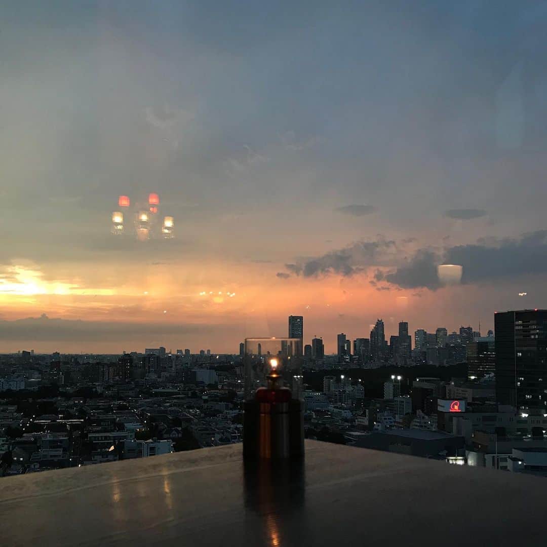 レガートのインスタグラム：「「SUNSET」﻿ Legatoでは、陽が長くなる夏の時期に、夕焼けから夜景へと移りゆく空間を味わえます。  #渋谷レストラン #夜景が見えるレストラン #レストランバー #レストラン巡り #cafelegato #三夜連続夕焼け投稿」