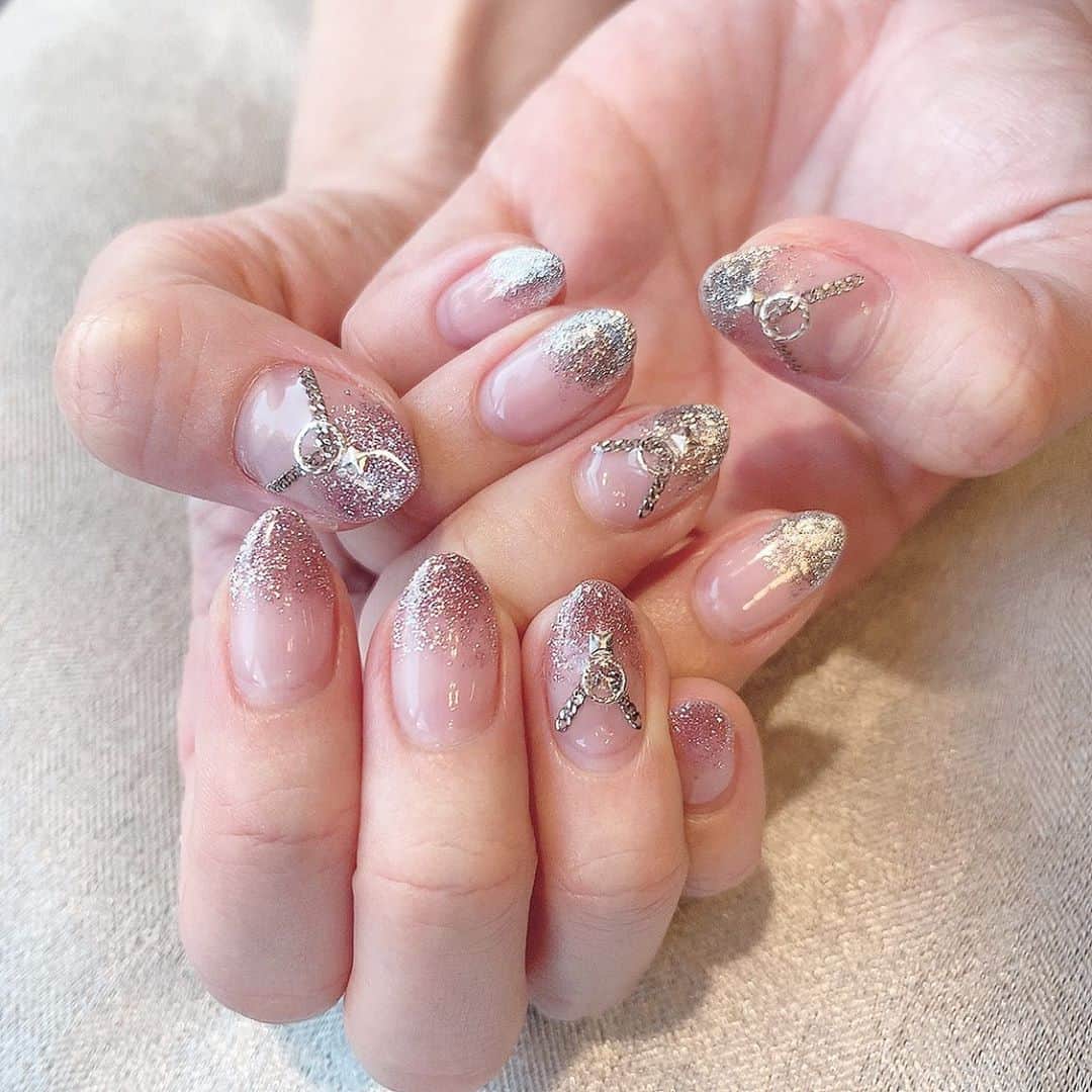のインスタグラム：「⛓ * 左手シルバーと右手 紫ラメのアシンメトリー。 チェーンのデザインが、かなり好み♡ * #newnails #gritter」
