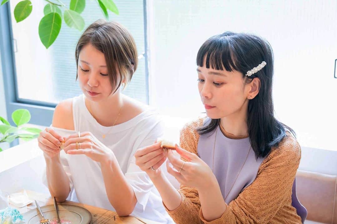 山野ゆりのインスタグラム：「大好きな田中美保ちゃんとパンを見つめてるお気に入りの写真😂2人してこんな素のパン見つめショット🍞👀おさえてくれたカメラマンさんに感謝。対談の様子はNumeroの連載にアップされてるので是非見て下さいませ🐶♡  ストーリーにもあげたのでお暇な時に飛んでね👼  https://numero.jp/ yuriyamano-42/p3  暑いけどコロナだけど元気にしてますか？私は元気です😎🌈沢山お水とってね🥛  #田中美保　#numero #パン　#三軒茶屋 #ジュウニブンベーカリー」