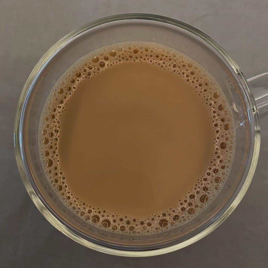 ジュリア バレットのインスタグラム：「never without my coffee」