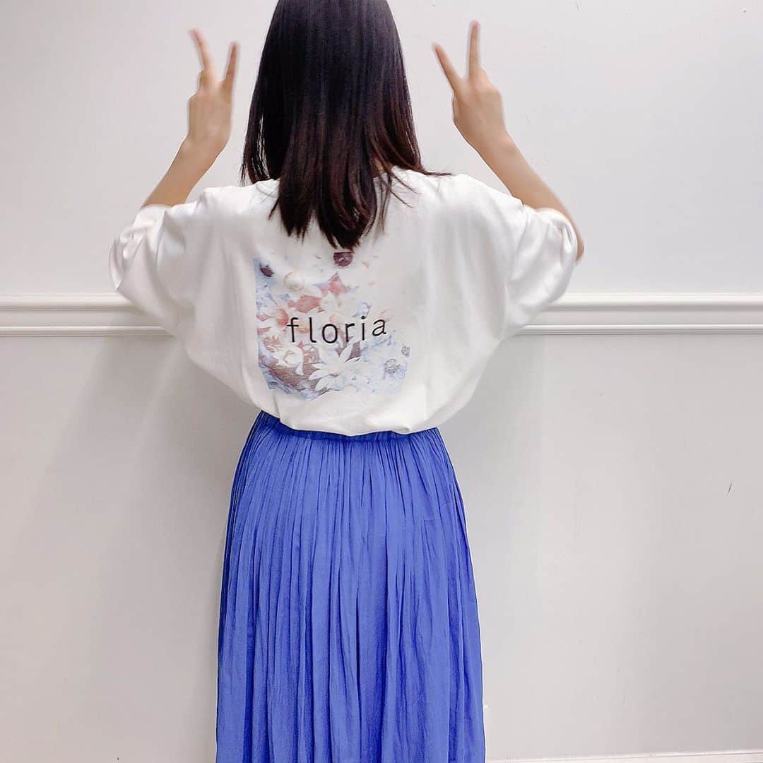 吉沢朱音さんのインスタグラム写真 - (吉沢朱音Instagram)「💛💛💛 こぴちゃんがモデルのFloria🌷 Tシャツゲットしたよ( ¯﹀¯ ) . 後ろがほんとに可愛い〜 前に書いてある言葉も素敵✨ . 夏にたくさん着るであります(* 'ᵕ' ) . . . . . #floria #こぴ ちゃん #tシャツコーデ #花好き  #夏服コーデ #fashionphoto」8月21日 19時34分 - nesomagic72