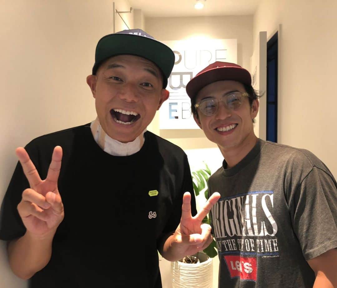 そうすけのインスタグラム：「美容クリニックへ行くと知ってる声がするな〜と思ったら、美意識高い男が足の脱毛やってたよ！  ハゲは首のポツポツ取ったからガーゼしてます  #美容クリニック #美意識 #中尾明慶 #きつねさーん #ピュアビューティー恵比寿 #デンタルクリニックピュア恵比寿 #たまたま会う #中ゃんちょっと後ろに下がって顔小さく写るようにしてるじゃん #元々そんな大顔じゃないんだから小顔にしちゃったら余計だ #ハゲは全身脱毛すでに完了 #頭だけは自然脱毛 #中ちゃんとはセーラー服と機関銃で知り合う #サブロクそうすけ」