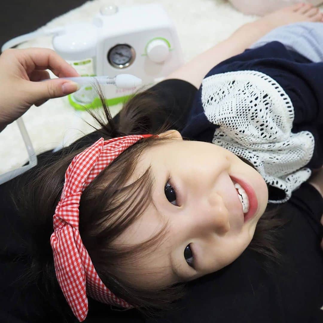 Kuboi Ayumiさんのインスタグラム写真 - (Kuboi AyumiInstagram)「はい、ごろんして☆﻿ ﻿ 赤ちゃんや小さい子はうまく鼻水をかんだりできないので、こまめに見ていてあげないとですよね。﻿ 赤ちゃんの鼻水は中耳炎や風邪の悪化の原因にもなってしまうので、しっかりケアしたいもの。﻿ ﻿ 娘はすぐに鼻水がつまって、夜寝られないこともあるくらいだったので、鼻吸引だけで耳鼻科に通っていたほどだったのですが﻿ 今はコロナも怖いので、前のようにちょこちょこ病院に通うのも大変で…。﻿ ﻿ そんな時に便利なのが、自宅で簡単に鼻水を取り除いてあげられる電動鼻水吸引器。﻿ 私が使っているのは、『エレノア』です。﻿ ﻿ 見た目がシンプルでかわいいのですが、Made in Japanで、法律に基づいた第三者認証機関の、厳しい審査基準をクリアした医療機器です。﻿ 医療機関への貸し出しをしているものなんだとか。﻿ パワフル吸引器なので、鼻水をしっかり吸い取ってくれ、スッキリするようで夜泣きもしなくなりました。﻿ ﻿ 娘だけでなく、ママも大助かりです。﻿ ﻿ 説明書を見ながら組み立ててみたのですが、部品も少ないのでとっても簡単でした。慣れれば１分くらいでセッティングができますよ。﻿ ﻿ 軽くて、持ち運びに便利なバッグもついているので、寝室やリビングなどいろいろなところで使えます。﻿ これ、本当におすすめ！﻿ ﻿ @nebneb_com﻿ ﻿ ﻿ #ELENOA #エレノア #鼻吸い器 #小児科医推奨 #吸引器 #電動鼻水吸引器 #東京エムアイ商会 #鼻水吸引器 #pr #トリドリベース #おうち時間 #おうちじかん﻿」8月21日 19時31分 - himekagami