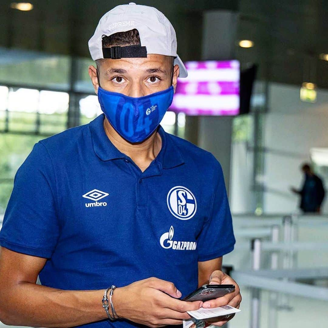 シャルケ04さんのインスタグラム写真 - (シャルケ04Instagram)「Ready for take off, @amineharit? 😉☺️ . . #S04 #Schalke #Knappen #Königsblau #S04inAustria #TakeOff #Flight #Trainingslager #Längenfeld」8月21日 19時32分 - s04