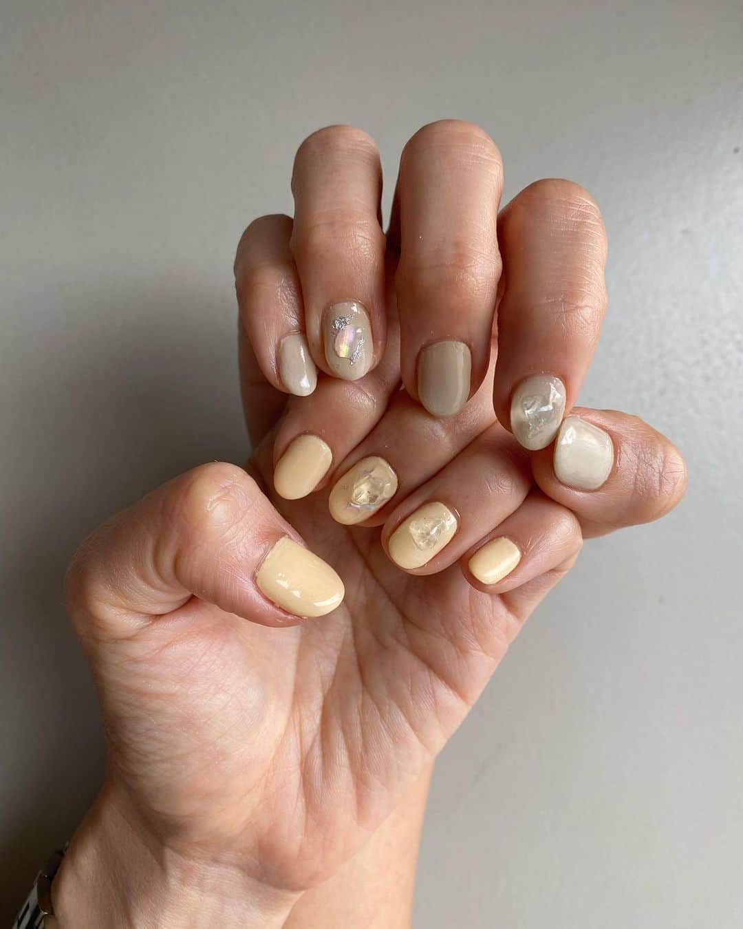 のインスタグラム：「・ new nail 𓅮  絶妙なカラー🤍 まゆちゃんありがとう🐾🤎 ・ ・ ・ #ジェルネイル#nail」