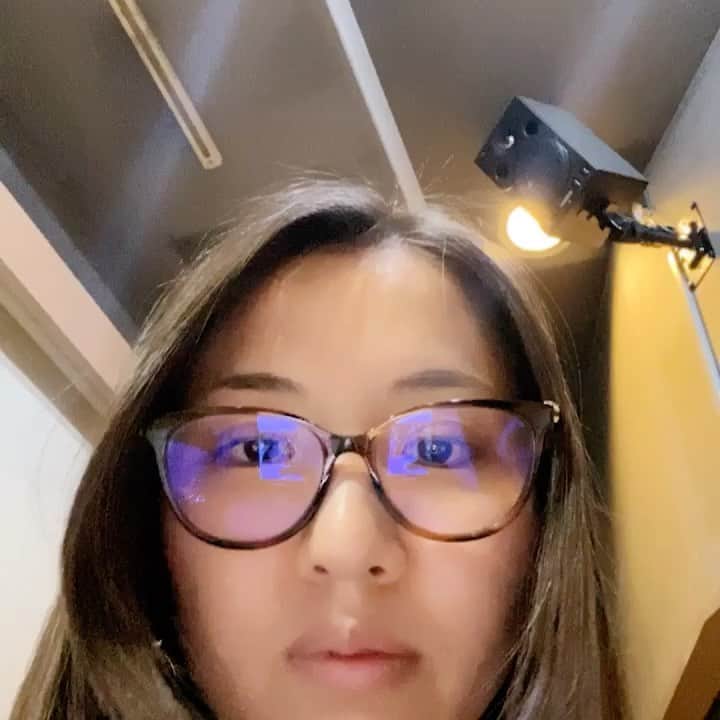 阿部真央のインスタグラム：「こんばんは🌙  この後20時から FMFUJI「阿部真央のゴチャゴチャらじお」生放送でお送りします🙋‍♀️  ニルバーナでテンションバッチリ‼️  よろしくお願いします💓🥺  まお #fmfuji #ゴチャらじ #阿部真央」