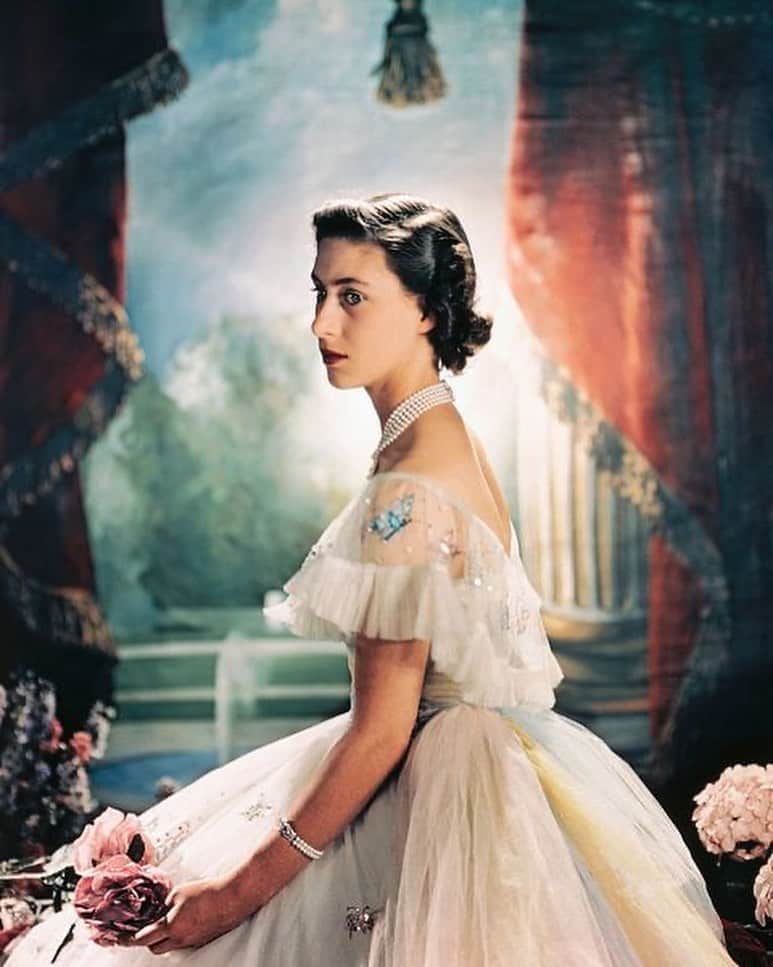 Harper's BAZAAR Japanさんのインスタグラム写真 - (Harper's BAZAAR JapanInstagram)「王室一のスタイルアイコン、マーガレット王女の麗しきファッション﻿ ﻿ ﻿ 8月21日に、誕生日を迎えたエリザベス女王の妹であるマーガレット王女。人気の高いティアラから象徴的なウエディングドレスまで、彼女のもっともアイコニックなスタイルを振り返る。﻿ ﻿ ﻿ 1）1944年、スパンコールの蝶モチーフが付いたフォーマルなイブニングドレスを着て2つのピンクのバラを手に、ポートレイト撮影に挑む王女。﻿ ﻿ 2）1949年3月28日、ブリストルで市長とともに儀仗兵候補生たちによって迎えられるマーガレット王女。﻿ ﻿ 3）1949年、華やかなピンクのガウンでポーズをとるマーガレット王女。﻿ ﻿ 4）1951年4月12日、マーガレット王女は映画『艦長ホレーショ』のプレミアに出席。﻿ ﻿ 5）1969年7月1日、マーガレット王女とクイーン・マザーはウェールズのカーナーヴォンで行われるチャールズ現皇太子の叙任式に到着。﻿ ﻿ ﻿ #マーガレット王女 #マーガレット王女ポートレート #マーガレット王女のバースデードレス #ロイヤルファミリー #英国王室 #ハーパーズバザー #princessmargaret #royalfamily #celebrity #harpersbazaarjapan #harpersbazaar #magazine #fashion」8月21日 19時35分 - harpersbazaarjapan